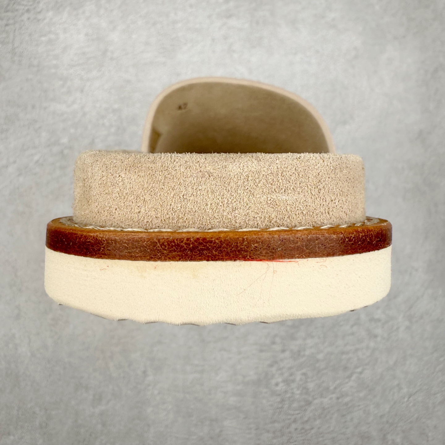 图片[8]-＃GD广顶 Brunello Cucinelli 绒面革 圆头露趾 防滑一字拖鞋 米色 Brunello Cucinelli是来自意大利的世界顶级奢侈品牌，被誉为低调奢华的“山羊绒之王”和“服装界真正的奢侈品”。很多人都知道羊绒Cashmere顶级、昂贵，一穿就脱不下来，还很容易和其他衣服相互搭配，但是，再也没有比Brunello Cucinelli 这个品牌更懂得把顶级的羊绒面料设计出一种“低调的奢华”的风格。尺码：35 36 37 38 39 40 41 42 43 44 45-选品中心