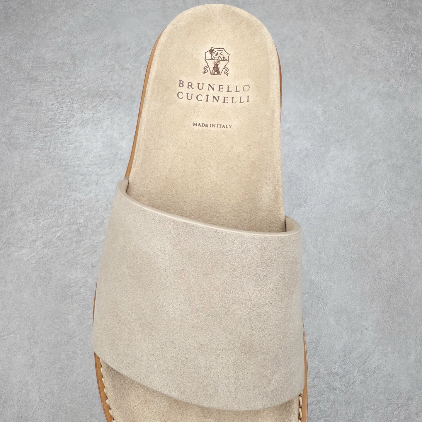 图片[5]-＃GD广顶 Brunello Cucinelli 绒面革 圆头露趾 防滑一字拖鞋 米色 Brunello Cucinelli是来自意大利的世界顶级奢侈品牌，被誉为低调奢华的“山羊绒之王”和“服装界真正的奢侈品”。很多人都知道羊绒Cashmere顶级、昂贵，一穿就脱不下来，还很容易和其他衣服相互搭配，但是，再也没有比Brunello Cucinelli 这个品牌更懂得把顶级的羊绒面料设计出一种“低调的奢华”的风格。尺码：35 36 37 38 39 40 41 42 43 44 45-选品中心