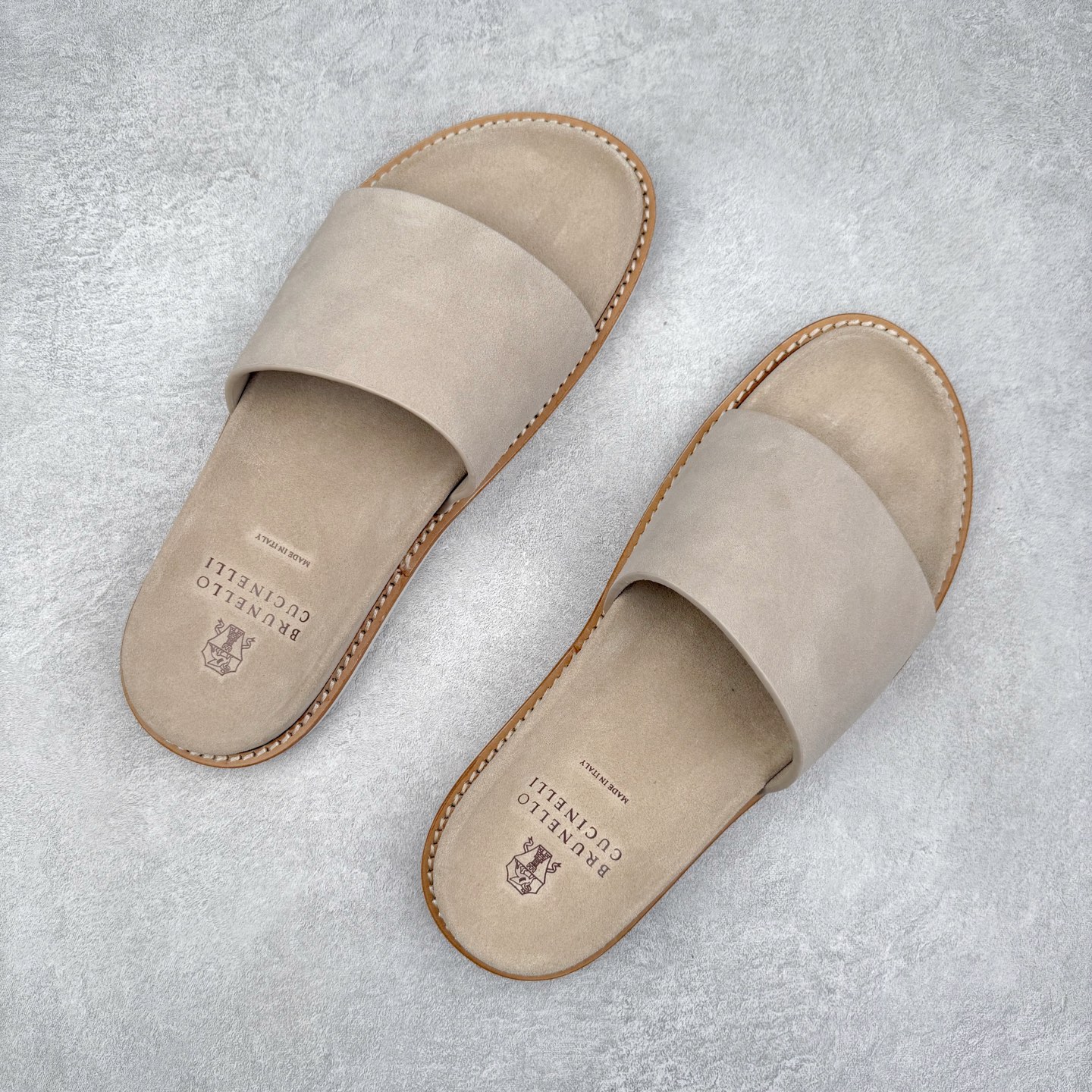 图片[3]-＃GD广顶 Brunello Cucinelli 绒面革 圆头露趾 防滑一字拖鞋 米色 Brunello Cucinelli是来自意大利的世界顶级奢侈品牌，被誉为低调奢华的“山羊绒之王”和“服装界真正的奢侈品”。很多人都知道羊绒Cashmere顶级、昂贵，一穿就脱不下来，还很容易和其他衣服相互搭配，但是，再也没有比Brunello Cucinelli 这个品牌更懂得把顶级的羊绒面料设计出一种“低调的奢华”的风格。尺码：35 36 37 38 39 40 41 42 43 44 45-选品中心