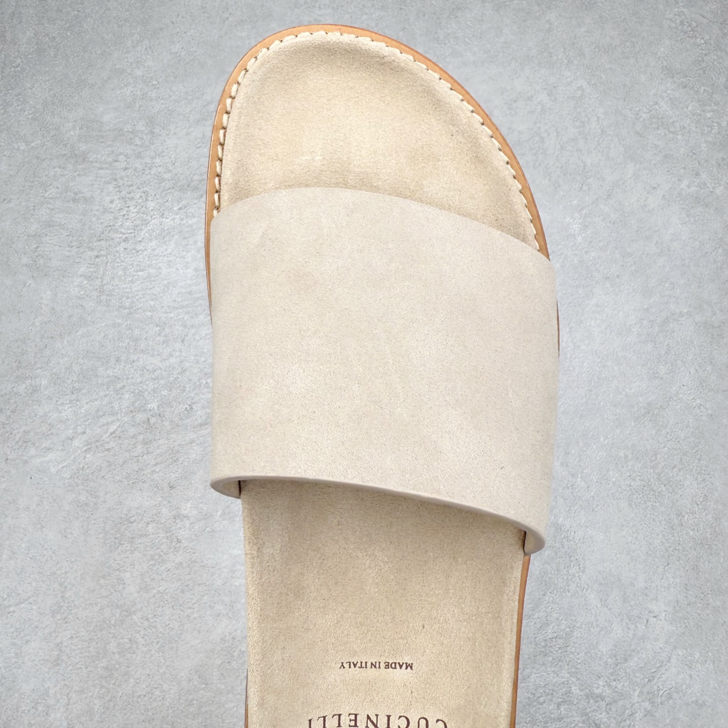 图片[4]-＃GD广顶 Brunello Cucinelli 绒面革 圆头露趾 防滑一字拖鞋 米色 Brunello Cucinelli是来自意大利的世界顶级奢侈品牌，被誉为低调奢华的“山羊绒之王”和“服装界真正的奢侈品”。很多人都知道羊绒Cashmere顶级、昂贵，一穿就脱不下来，还很容易和其他衣服相互搭配，但是，再也没有比Brunello Cucinelli 这个品牌更懂得把顶级的羊绒面料设计出一种“低调的奢华”的风格。尺码：35 36 37 38 39 40 41 42 43 44 45-选品中心