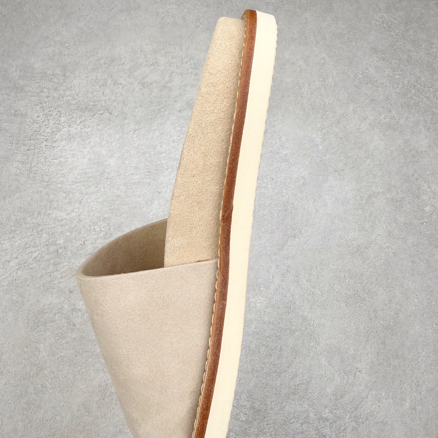 图片[7]-＃GD广顶 Brunello Cucinelli 绒面革 圆头露趾 防滑一字拖鞋 米色 Brunello Cucinelli是来自意大利的世界顶级奢侈品牌，被誉为低调奢华的“山羊绒之王”和“服装界真正的奢侈品”。很多人都知道羊绒Cashmere顶级、昂贵，一穿就脱不下来，还很容易和其他衣服相互搭配，但是，再也没有比Brunello Cucinelli 这个品牌更懂得把顶级的羊绒面料设计出一种“低调的奢华”的风格。尺码：35 36 37 38 39 40 41 42 43 44 45-选品中心