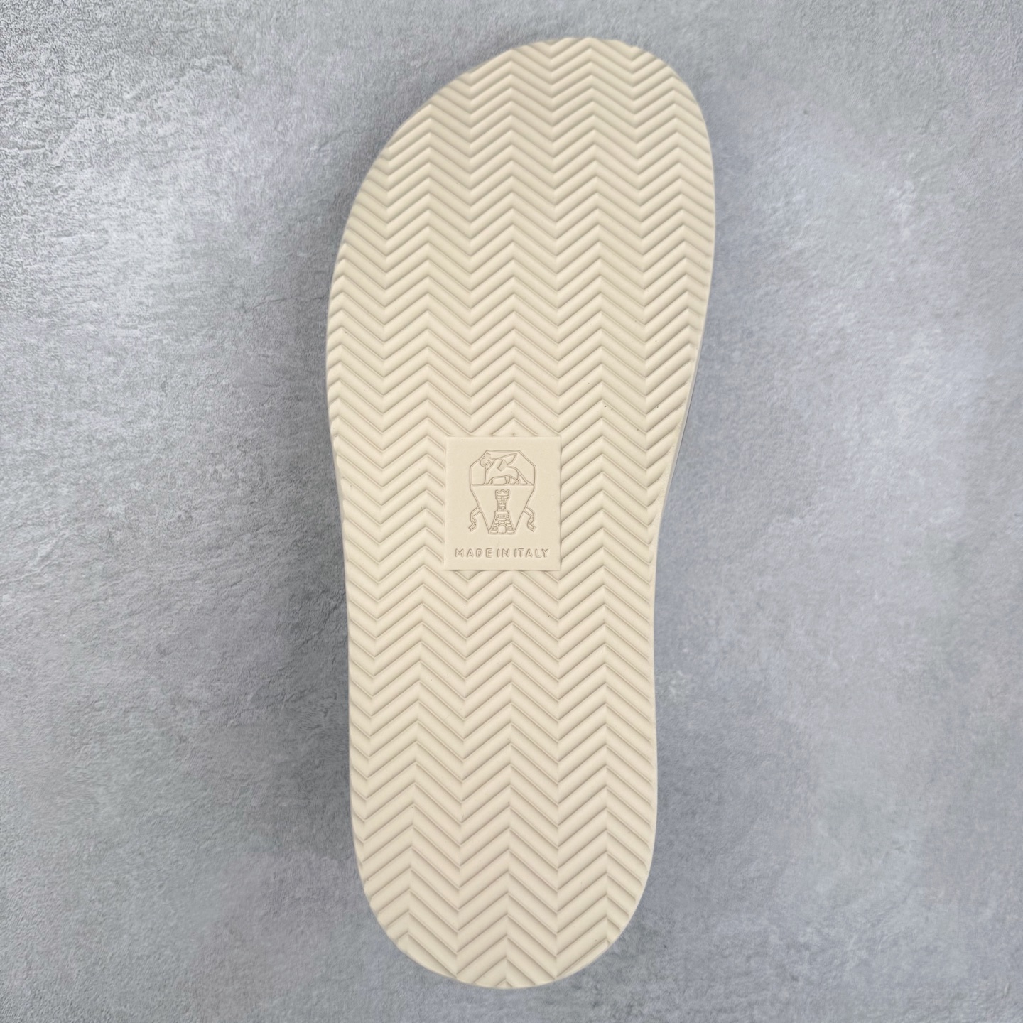 图片[9]-＃GD广顶 Brunello Cucinelli 绒面革 圆头露趾 防滑一字拖鞋 米色 Brunello Cucinelli是来自意大利的世界顶级奢侈品牌，被誉为低调奢华的“山羊绒之王”和“服装界真正的奢侈品”。很多人都知道羊绒Cashmere顶级、昂贵，一穿就脱不下来，还很容易和其他衣服相互搭配，但是，再也没有比Brunello Cucinelli 这个品牌更懂得把顶级的羊绒面料设计出一种“低调的奢华”的风格。尺码：35 36 37 38 39 40 41 42 43 44 45-选品中心