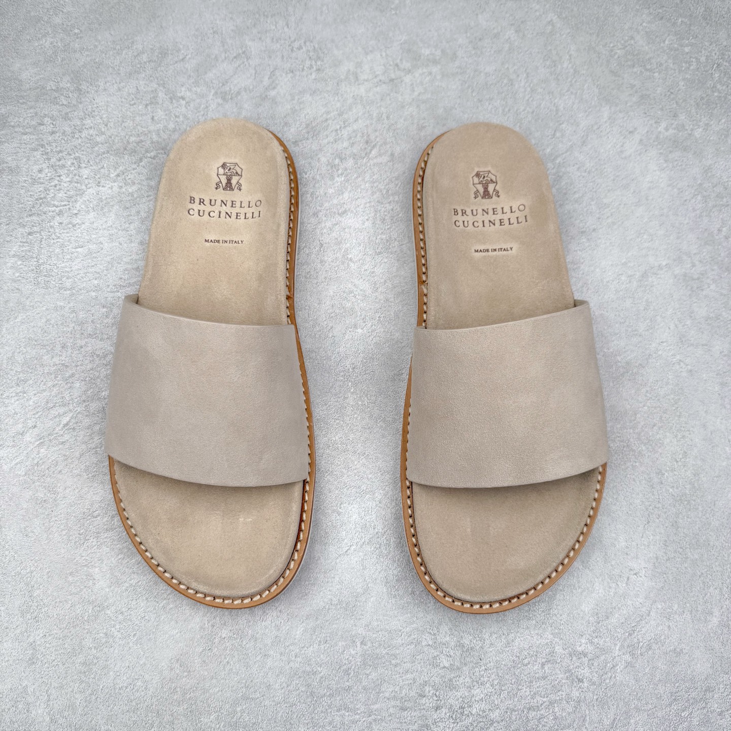 图片[2]-＃GD广顶 Brunello Cucinelli 绒面革 圆头露趾 防滑一字拖鞋 米色 Brunello Cucinelli是来自意大利的世界顶级奢侈品牌，被誉为低调奢华的“山羊绒之王”和“服装界真正的奢侈品”。很多人都知道羊绒Cashmere顶级、昂贵，一穿就脱不下来，还很容易和其他衣服相互搭配，但是，再也没有比Brunello Cucinelli 这个品牌更懂得把顶级的羊绒面料设计出一种“低调的奢华”的风格。尺码：35 36 37 38 39 40 41 42 43 44 45-选品中心