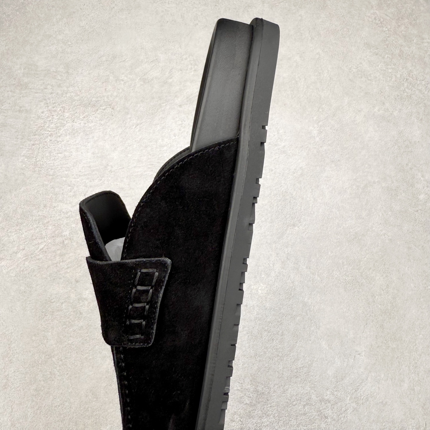 图片[7]-＃GD广顶 HERMES 爱马仕平底套穿圆头防磨包头拖鞋 麂皮小牛皮穆勒鞋，饰有标志性“H”形镂空细节。打造现代舒适的风格。Hermes爱马仕是世界著名的奢侈品品牌，1837年由ThierryHermes创立于法国巴黎。爱马仕早年以制造高级马具起家，迄今已有180年的悠久历史。其整个品牌从整体到细节以及专卖店，都弥漫着浓郁的以马文化为中心的深厚底蕴。拥有180年历史的Hermes，世代相传，以其精湛的工艺技术和源源不断的想象力，成为当代十分具有艺术魅力的法国高档品牌。实拍调校N版已经零色差零失真 百分百还原实物色彩所见即所得 不存在货不对板色差等低级问题 选购参考实物拍摄 不混卖不参货 只用心做好货严格选品 承诺混一赔十 尺码：36 36.5 37.5 38 38.5 39 40 40.5 41 42 42.5 43 44 44.5 45-选品中心