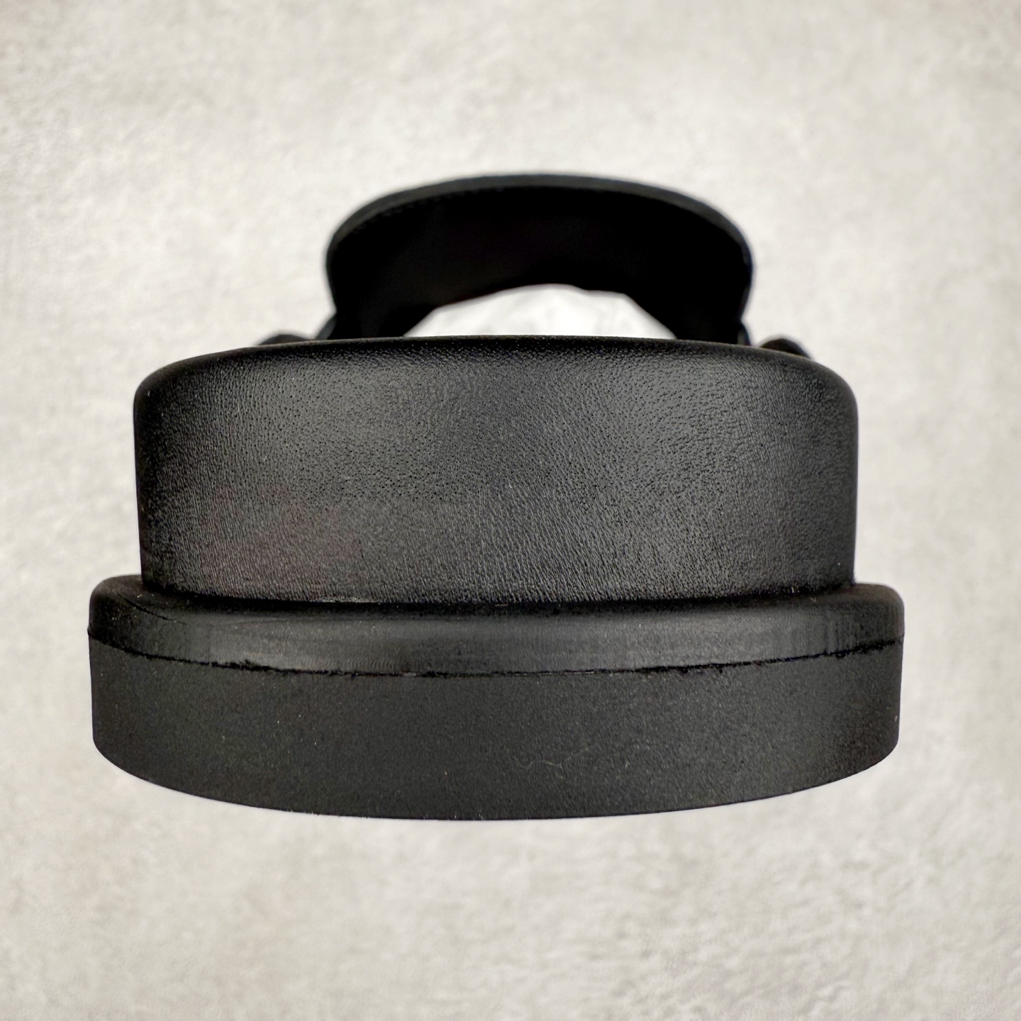 图片[8]-＃GD广顶 HERMES 爱马仕平底套穿圆头防磨包头拖鞋 麂皮小牛皮穆勒鞋，饰有标志性“H”形镂空细节。打造现代舒适的风格。Hermes爱马仕是世界著名的奢侈品品牌，1837年由ThierryHermes创立于法国巴黎。爱马仕早年以制造高级马具起家，迄今已有180年的悠久历史。其整个品牌从整体到细节以及专卖店，都弥漫着浓郁的以马文化为中心的深厚底蕴。拥有180年历史的Hermes，世代相传，以其精湛的工艺技术和源源不断的想象力，成为当代十分具有艺术魅力的法国高档品牌。实拍调校N版已经零色差零失真 百分百还原实物色彩所见即所得 不存在货不对板色差等低级问题 选购参考实物拍摄 不混卖不参货 只用心做好货严格选品 承诺混一赔十 尺码：36 36.5 37.5 38 38.5 39 40 40.5 41 42 42.5 43 44 44.5 45-选品中心