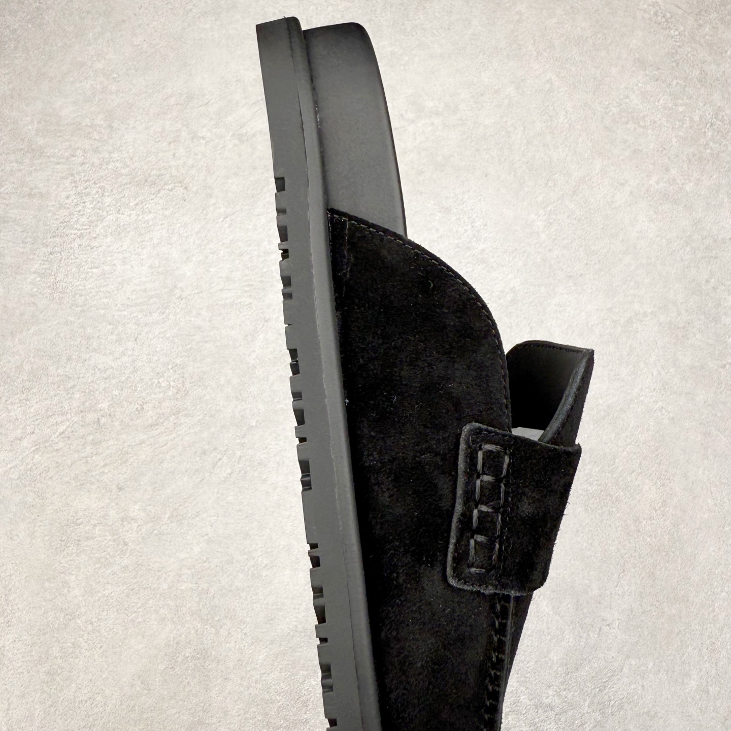 图片[6]-＃GD广顶 HERMES 爱马仕平底套穿圆头防磨包头拖鞋 麂皮小牛皮穆勒鞋，饰有标志性“H”形镂空细节。打造现代舒适的风格。Hermes爱马仕是世界著名的奢侈品品牌，1837年由ThierryHermes创立于法国巴黎。爱马仕早年以制造高级马具起家，迄今已有180年的悠久历史。其整个品牌从整体到细节以及专卖店，都弥漫着浓郁的以马文化为中心的深厚底蕴。拥有180年历史的Hermes，世代相传，以其精湛的工艺技术和源源不断的想象力，成为当代十分具有艺术魅力的法国高档品牌。实拍调校N版已经零色差零失真 百分百还原实物色彩所见即所得 不存在货不对板色差等低级问题 选购参考实物拍摄 不混卖不参货 只用心做好货严格选品 承诺混一赔十 尺码：36 36.5 37.5 38 38.5 39 40 40.5 41 42 42.5 43 44 44.5 45-选品中心