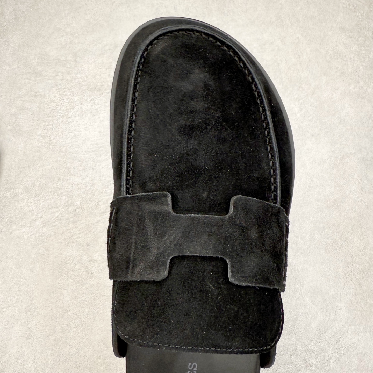 图片[4]-＃GD广顶 HERMES 爱马仕平底套穿圆头防磨包头拖鞋 麂皮小牛皮穆勒鞋，饰有标志性“H”形镂空细节。打造现代舒适的风格。Hermes爱马仕是世界著名的奢侈品品牌，1837年由ThierryHermes创立于法国巴黎。爱马仕早年以制造高级马具起家，迄今已有180年的悠久历史。其整个品牌从整体到细节以及专卖店，都弥漫着浓郁的以马文化为中心的深厚底蕴。拥有180年历史的Hermes，世代相传，以其精湛的工艺技术和源源不断的想象力，成为当代十分具有艺术魅力的法国高档品牌。实拍调校N版已经零色差零失真 百分百还原实物色彩所见即所得 不存在货不对板色差等低级问题 选购参考实物拍摄 不混卖不参货 只用心做好货严格选品 承诺混一赔十 尺码：36 36.5 37.5 38 38.5 39 40 40.5 41 42 42.5 43 44 44.5 45-选品中心