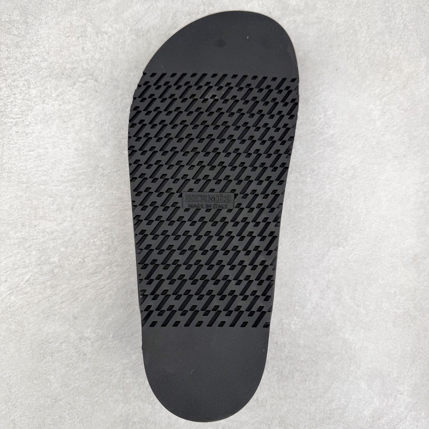 图片[9]-＃GD广顶 HERMES 爱马仕平底套穿圆头防磨包头拖鞋 麂皮小牛皮穆勒鞋，饰有标志性“H”形镂空细节。打造现代舒适的风格。Hermes爱马仕是世界著名的奢侈品品牌，1837年由ThierryHermes创立于法国巴黎。爱马仕早年以制造高级马具起家，迄今已有180年的悠久历史。其整个品牌从整体到细节以及专卖店，都弥漫着浓郁的以马文化为中心的深厚底蕴。拥有180年历史的Hermes，世代相传，以其精湛的工艺技术和源源不断的想象力，成为当代十分具有艺术魅力的法国高档品牌。实拍调校N版已经零色差零失真 百分百还原实物色彩所见即所得 不存在货不对板色差等低级问题 选购参考实物拍摄 不混卖不参货 只用心做好货严格选品 承诺混一赔十 尺码：36 36.5 37.5 38 38.5 39 40 40.5 41 42 42.5 43 44 44.5 45-选品中心