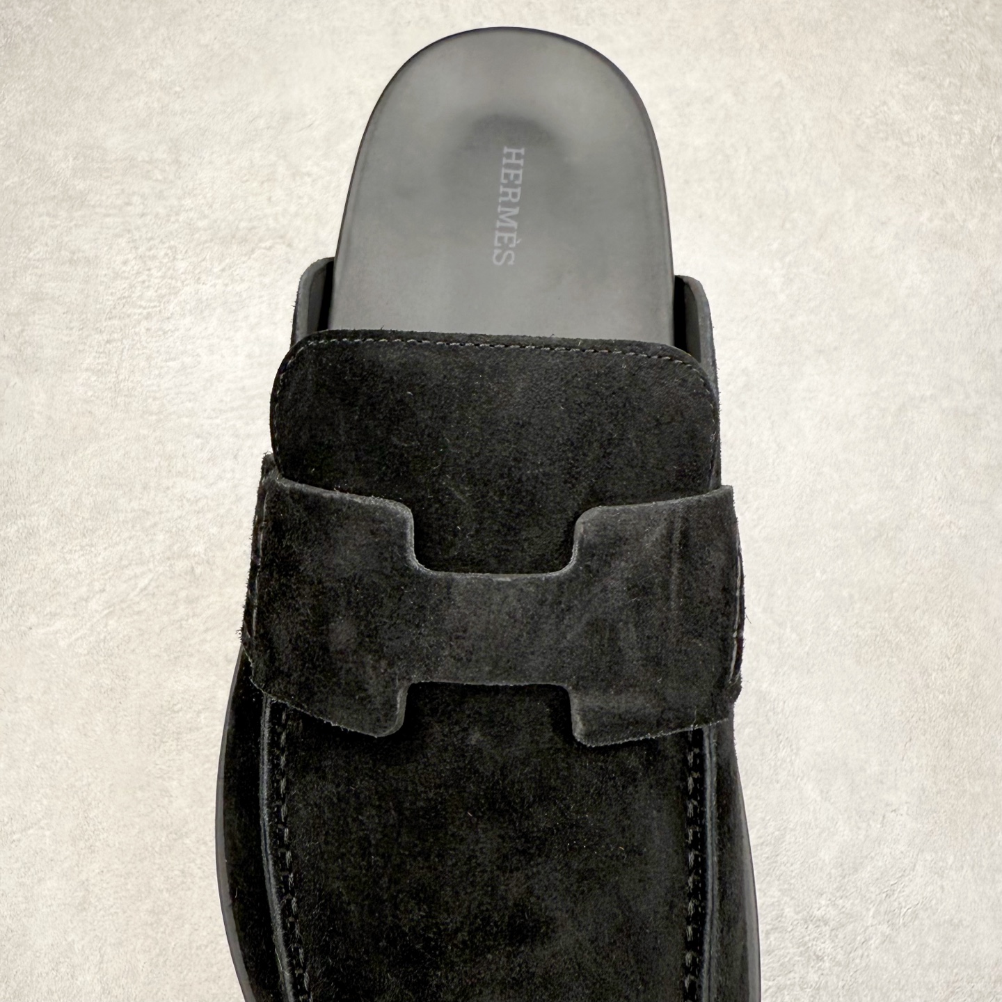 图片[5]-＃GD广顶 HERMES 爱马仕平底套穿圆头防磨包头拖鞋 麂皮小牛皮穆勒鞋，饰有标志性“H”形镂空细节。打造现代舒适的风格。Hermes爱马仕是世界著名的奢侈品品牌，1837年由ThierryHermes创立于法国巴黎。爱马仕早年以制造高级马具起家，迄今已有180年的悠久历史。其整个品牌从整体到细节以及专卖店，都弥漫着浓郁的以马文化为中心的深厚底蕴。拥有180年历史的Hermes，世代相传，以其精湛的工艺技术和源源不断的想象力，成为当代十分具有艺术魅力的法国高档品牌。实拍调校N版已经零色差零失真 百分百还原实物色彩所见即所得 不存在货不对板色差等低级问题 选购参考实物拍摄 不混卖不参货 只用心做好货严格选品 承诺混一赔十 尺码：36 36.5 37.5 38 38.5 39 40 40.5 41 42 42.5 43 44 44.5 45-选品中心