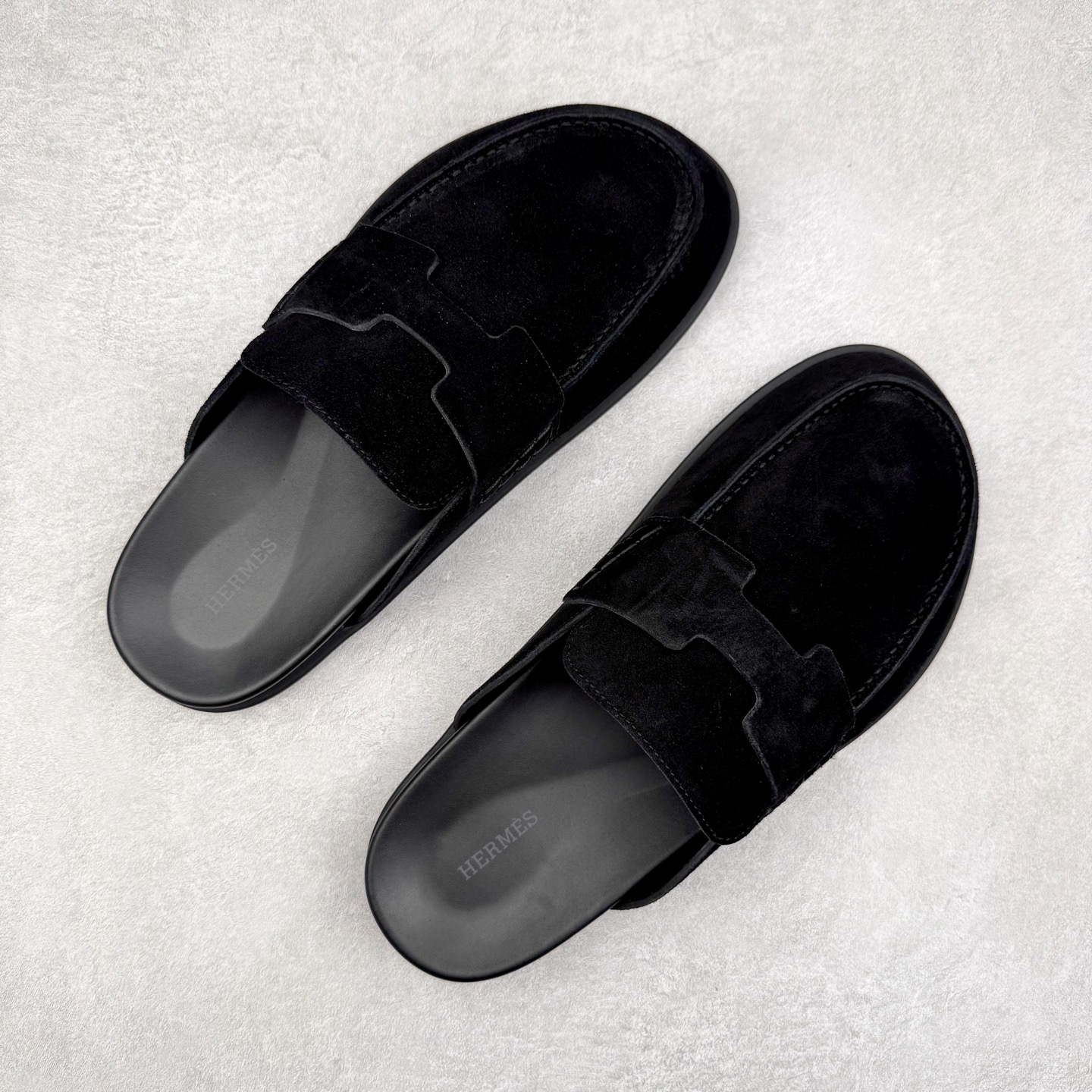 图片[3]-＃GD广顶 HERMES 爱马仕平底套穿圆头防磨包头拖鞋 麂皮小牛皮穆勒鞋，饰有标志性“H”形镂空细节。打造现代舒适的风格。Hermes爱马仕是世界著名的奢侈品品牌，1837年由ThierryHermes创立于法国巴黎。爱马仕早年以制造高级马具起家，迄今已有180年的悠久历史。其整个品牌从整体到细节以及专卖店，都弥漫着浓郁的以马文化为中心的深厚底蕴。拥有180年历史的Hermes，世代相传，以其精湛的工艺技术和源源不断的想象力，成为当代十分具有艺术魅力的法国高档品牌。实拍调校N版已经零色差零失真 百分百还原实物色彩所见即所得 不存在货不对板色差等低级问题 选购参考实物拍摄 不混卖不参货 只用心做好货严格选品 承诺混一赔十 尺码：36 36.5 37.5 38 38.5 39 40 40.5 41 42 42.5 43 44 44.5 45-选品中心