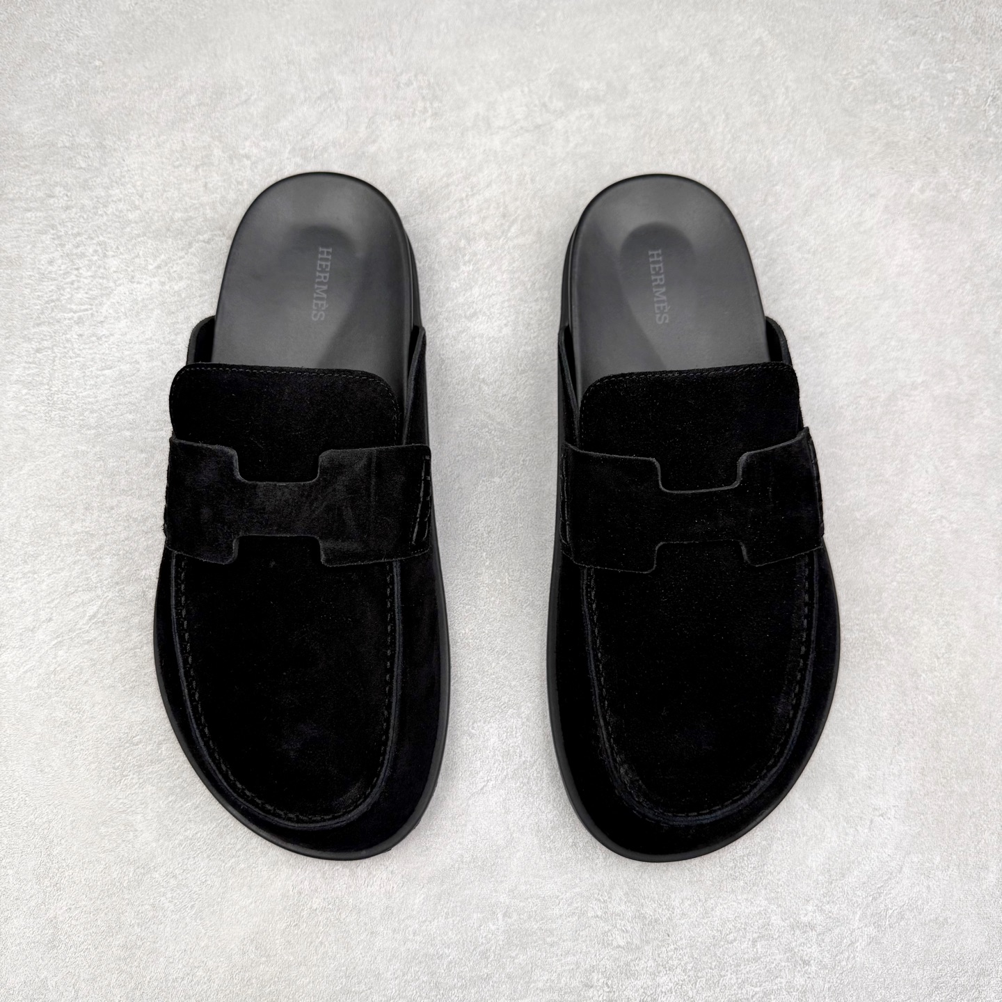 图片[2]-＃GD广顶 HERMES 爱马仕平底套穿圆头防磨包头拖鞋 麂皮小牛皮穆勒鞋，饰有标志性“H”形镂空细节。打造现代舒适的风格。Hermes爱马仕是世界著名的奢侈品品牌，1837年由ThierryHermes创立于法国巴黎。爱马仕早年以制造高级马具起家，迄今已有180年的悠久历史。其整个品牌从整体到细节以及专卖店，都弥漫着浓郁的以马文化为中心的深厚底蕴。拥有180年历史的Hermes，世代相传，以其精湛的工艺技术和源源不断的想象力，成为当代十分具有艺术魅力的法国高档品牌。实拍调校N版已经零色差零失真 百分百还原实物色彩所见即所得 不存在货不对板色差等低级问题 选购参考实物拍摄 不混卖不参货 只用心做好货严格选品 承诺混一赔十 尺码：36 36.5 37.5 38 38.5 39 40 40.5 41 42 42.5 43 44 44.5 45-选品中心