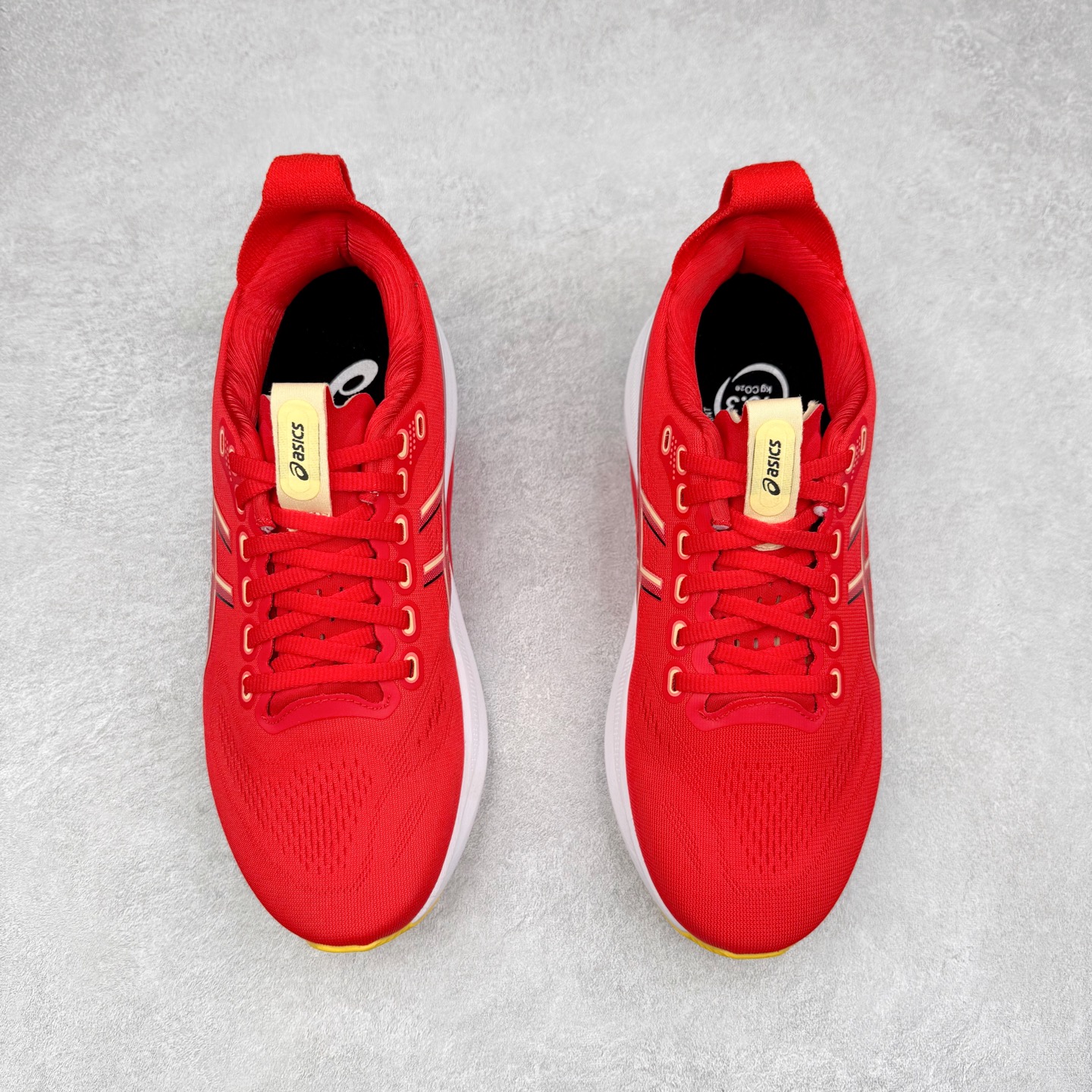 图片[2]-Asics Gel-Kayano 32 亚瑟士卡亚诺32代低帮专业有氧超轻量休闲运动全能慢跑鞋全球知名运动品牌ASICS正式推出新款GEL-KAYANO 32跑鞋，旨在通过全新稳定结构以提升产品可适性，满足跑者的足部稳定需求，让每一位跑者从起跑到结束都能够感受到焕然一新的稳定性与舒适性，从而帮助更多人找到身心平衡，获得自在舒适的健康生活方式。秉持着ASICS亚瑟士的设计哲学，全新一代GEL-KAYANO 32应运而生。为进一步升级产品的稳定性，GEL-KAYANO 采用了全新4D引导系统，通过内侧稳定装置提升可适性，满足足部稳定需求，帮助足弓迅速返回到平衡位置。作为基于生物力学研究打造的全新稳定结构，4D引导系统不仅提升了跑鞋对双脚的支撑性，它还将人体不同的运动状态纳入设计考量，帮助跑者在多种跑动强度下获得充足的稳定性和理想的舒适度。尺码：36 37 37.5 38 39.5 40 40.5 41.5 42 42.5 43.5 44 44.5 45-选品中心