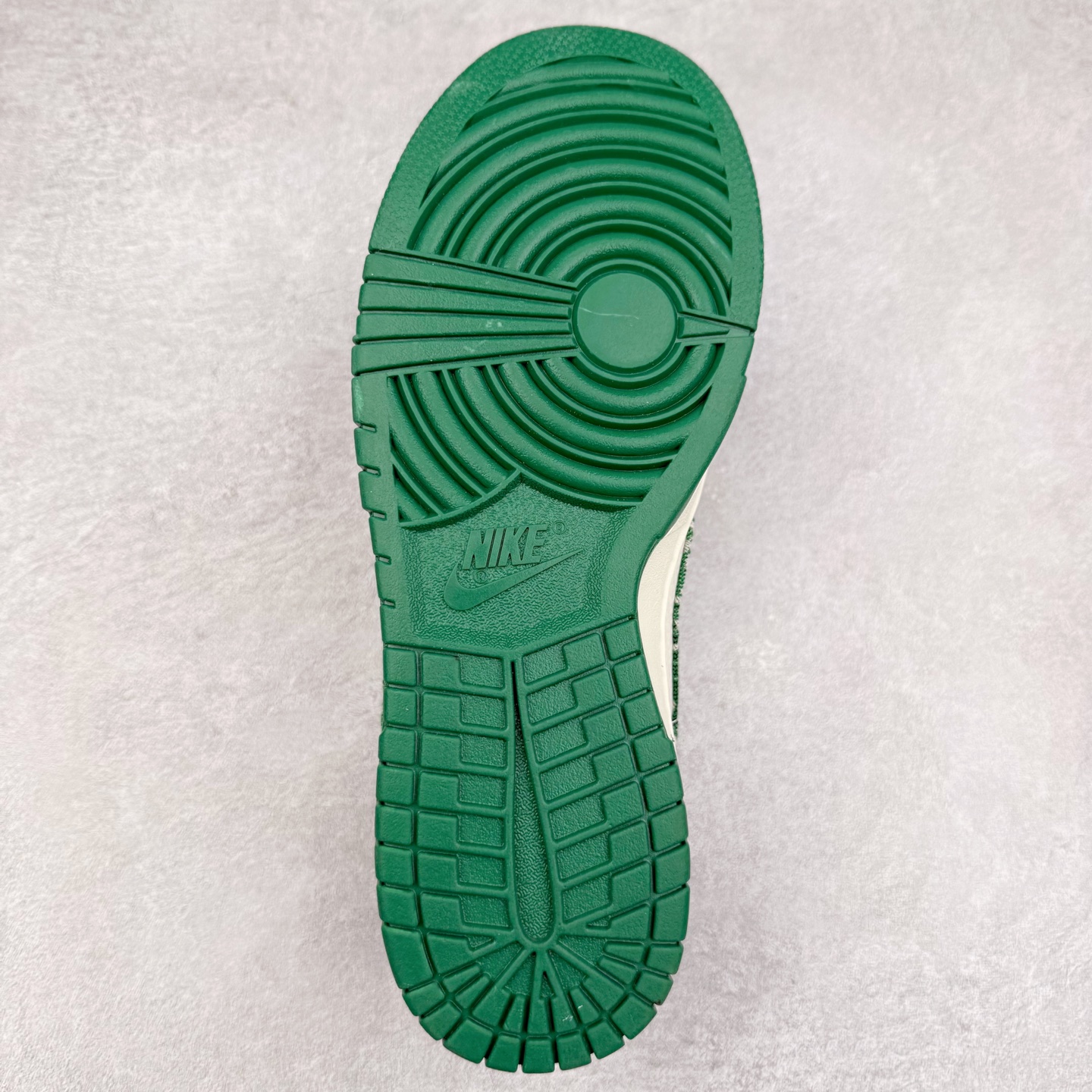 图片[9]-NK Dunk Low 定制配色 SC9207-420 大厂出品 极力推荐 原装头层材料 独家版型蒸餾加工帶來的是更好的视觉和脚感体验大厂纯原品质出货 清洁度 电绣工艺 皮料切割干净无任何毛边 细节完美 实拍调校N版已经零色差零失真 百分百还原实物色彩所见即所得 不存在货不对板色差等低级问题 选购参考实物拍摄 不混卖不参货 只用心做好货严格选品 承诺混一赔十 尺码：36 36.5 37.5 38 38.5 39 40 40.5 41 42 42.5 43 44 44.5 45-选品中心