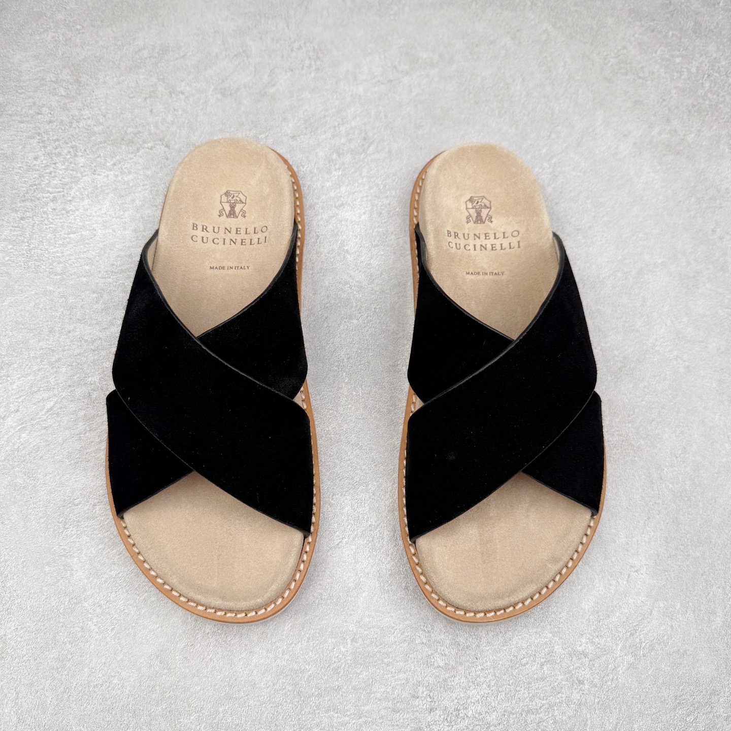 图片[2]-＃GD广顶 Brunello Cucinelli 绒面革 圆头露趾 防滑一字拖鞋 米色 Brunello Cucinelli是来自意大利的世界顶级奢侈品牌，被誉为低调奢华的“山羊绒之王”和“服装界真正的奢侈品”。很多人都知道羊绒Cashmere顶级、昂贵，一穿就脱不下来，还很容易和其他衣服相互搭配，但是，再也没有比Brunello Cucinelli 这个品牌更懂得把顶级的羊绒面料设计出一种“低调的奢华”的风格。尺码：35 36 37 38 39 40 41 42 43 44 45-选品中心