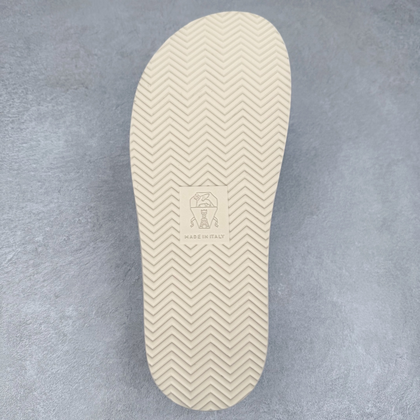 图片[9]-＃GD广顶 Brunello Cucinelli 绒面革 圆头露趾 防滑一字拖鞋 米色 Brunello Cucinelli是来自意大利的世界顶级奢侈品牌，被誉为低调奢华的“山羊绒之王”和“服装界真正的奢侈品”。很多人都知道羊绒Cashmere顶级、昂贵，一穿就脱不下来，还很容易和其他衣服相互搭配，但是，再也没有比Brunello Cucinelli 这个品牌更懂得把顶级的羊绒面料设计出一种“低调的奢华”的风格。尺码：35 36 37 38 39 40 41 42 43 44 45-选品中心