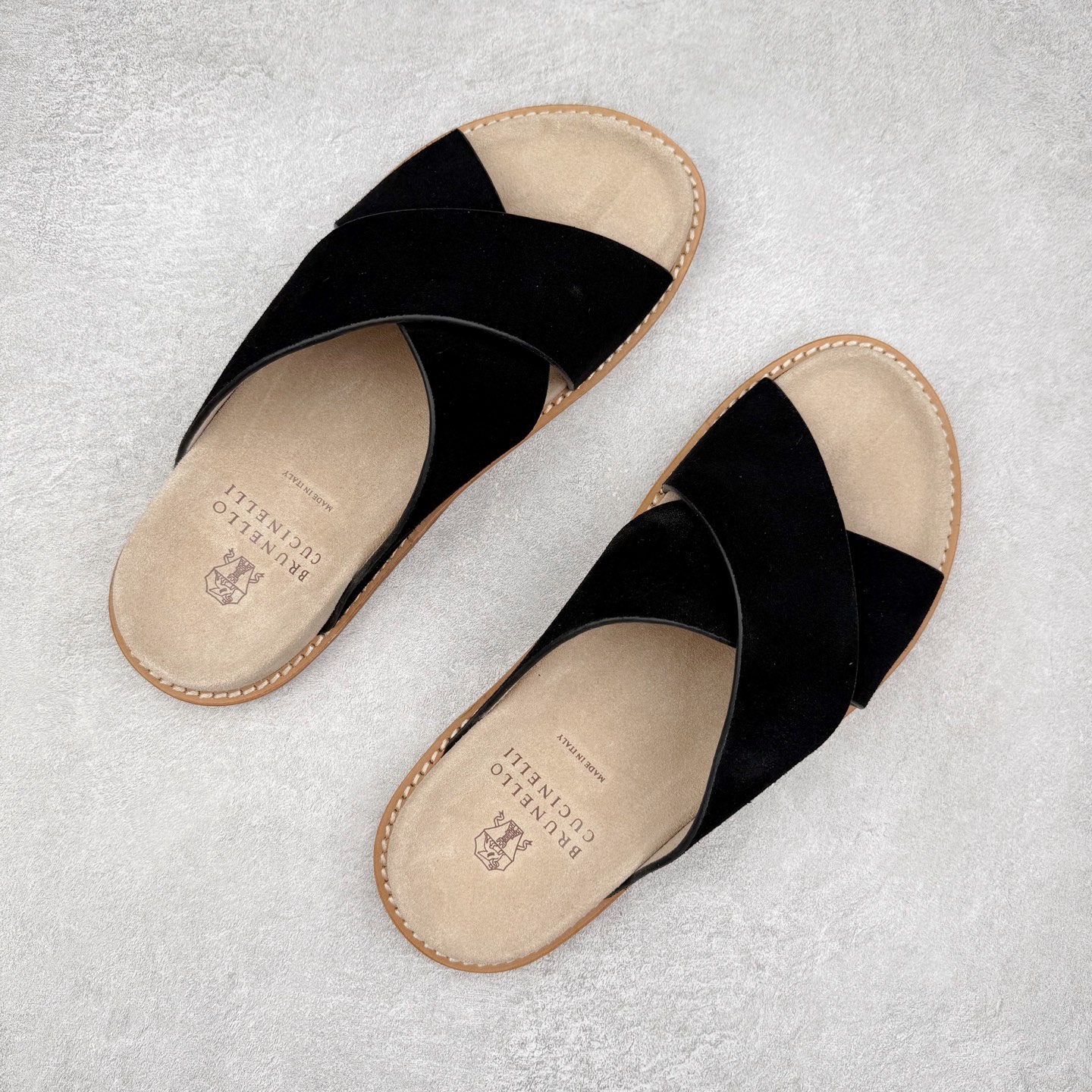 图片[3]-＃GD广顶 Brunello Cucinelli 绒面革 圆头露趾 防滑一字拖鞋 米色 Brunello Cucinelli是来自意大利的世界顶级奢侈品牌，被誉为低调奢华的“山羊绒之王”和“服装界真正的奢侈品”。很多人都知道羊绒Cashmere顶级、昂贵，一穿就脱不下来，还很容易和其他衣服相互搭配，但是，再也没有比Brunello Cucinelli 这个品牌更懂得把顶级的羊绒面料设计出一种“低调的奢华”的风格。尺码：35 36 37 38 39 40 41 42 43 44 45-选品中心