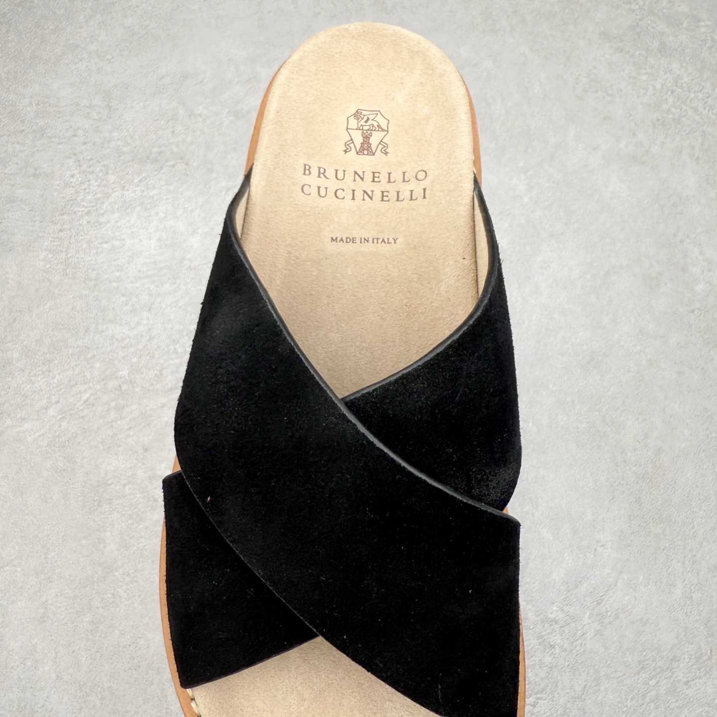 图片[5]-＃GD广顶 Brunello Cucinelli 绒面革 圆头露趾 防滑一字拖鞋 米色 Brunello Cucinelli是来自意大利的世界顶级奢侈品牌，被誉为低调奢华的“山羊绒之王”和“服装界真正的奢侈品”。很多人都知道羊绒Cashmere顶级、昂贵，一穿就脱不下来，还很容易和其他衣服相互搭配，但是，再也没有比Brunello Cucinelli 这个品牌更懂得把顶级的羊绒面料设计出一种“低调的奢华”的风格。尺码：35 36 37 38 39 40 41 42 43 44 45-选品中心