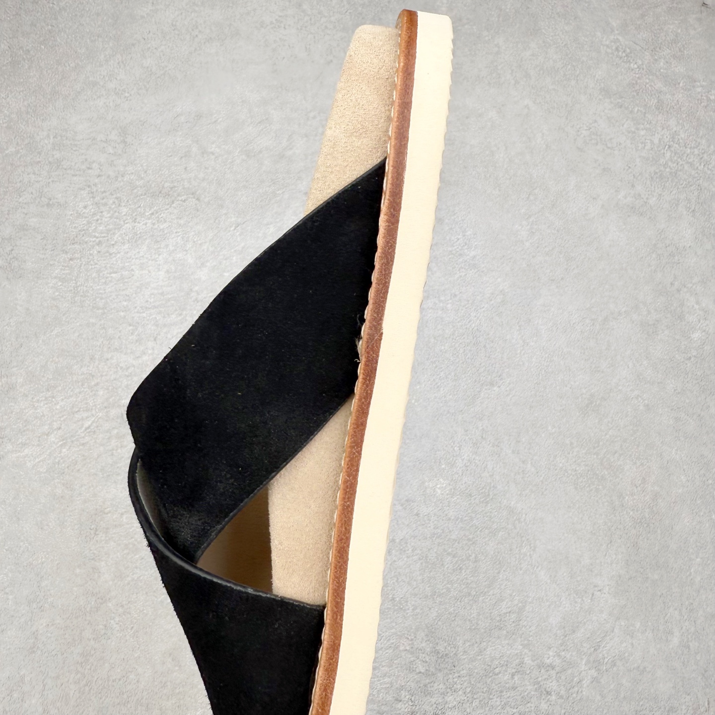 图片[7]-＃GD广顶 Brunello Cucinelli 绒面革 圆头露趾 防滑一字拖鞋 米色 Brunello Cucinelli是来自意大利的世界顶级奢侈品牌，被誉为低调奢华的“山羊绒之王”和“服装界真正的奢侈品”。很多人都知道羊绒Cashmere顶级、昂贵，一穿就脱不下来，还很容易和其他衣服相互搭配，但是，再也没有比Brunello Cucinelli 这个品牌更懂得把顶级的羊绒面料设计出一种“低调的奢华”的风格。尺码：35 36 37 38 39 40 41 42 43 44 45-选品中心