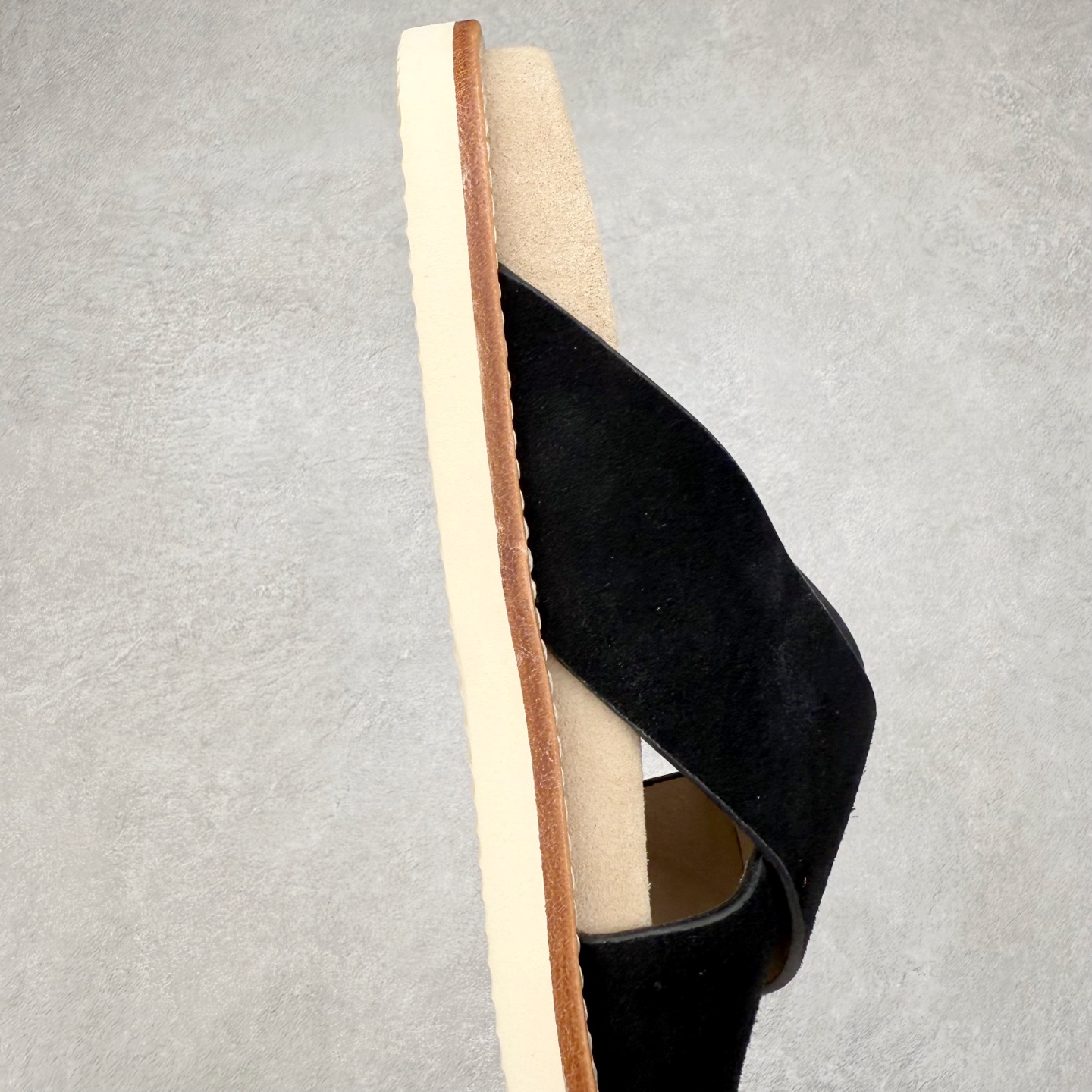 图片[6]-＃GD广顶 Brunello Cucinelli 绒面革 圆头露趾 防滑一字拖鞋 米色 Brunello Cucinelli是来自意大利的世界顶级奢侈品牌，被誉为低调奢华的“山羊绒之王”和“服装界真正的奢侈品”。很多人都知道羊绒Cashmere顶级、昂贵，一穿就脱不下来，还很容易和其他衣服相互搭配，但是，再也没有比Brunello Cucinelli 这个品牌更懂得把顶级的羊绒面料设计出一种“低调的奢华”的风格。尺码：35 36 37 38 39 40 41 42 43 44 45-选品中心