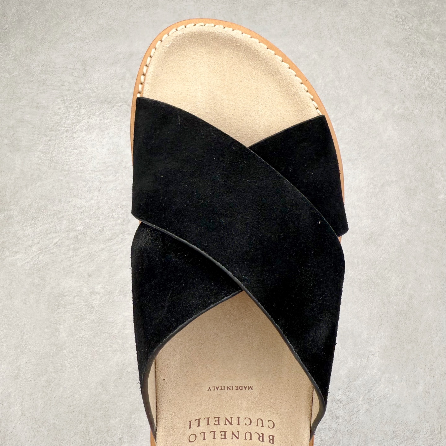 图片[4]-＃GD广顶 Brunello Cucinelli 绒面革 圆头露趾 防滑一字拖鞋 米色 Brunello Cucinelli是来自意大利的世界顶级奢侈品牌，被誉为低调奢华的“山羊绒之王”和“服装界真正的奢侈品”。很多人都知道羊绒Cashmere顶级、昂贵，一穿就脱不下来，还很容易和其他衣服相互搭配，但是，再也没有比Brunello Cucinelli 这个品牌更懂得把顶级的羊绒面料设计出一种“低调的奢华”的风格。尺码：35 36 37 38 39 40 41 42 43 44 45-选品中心