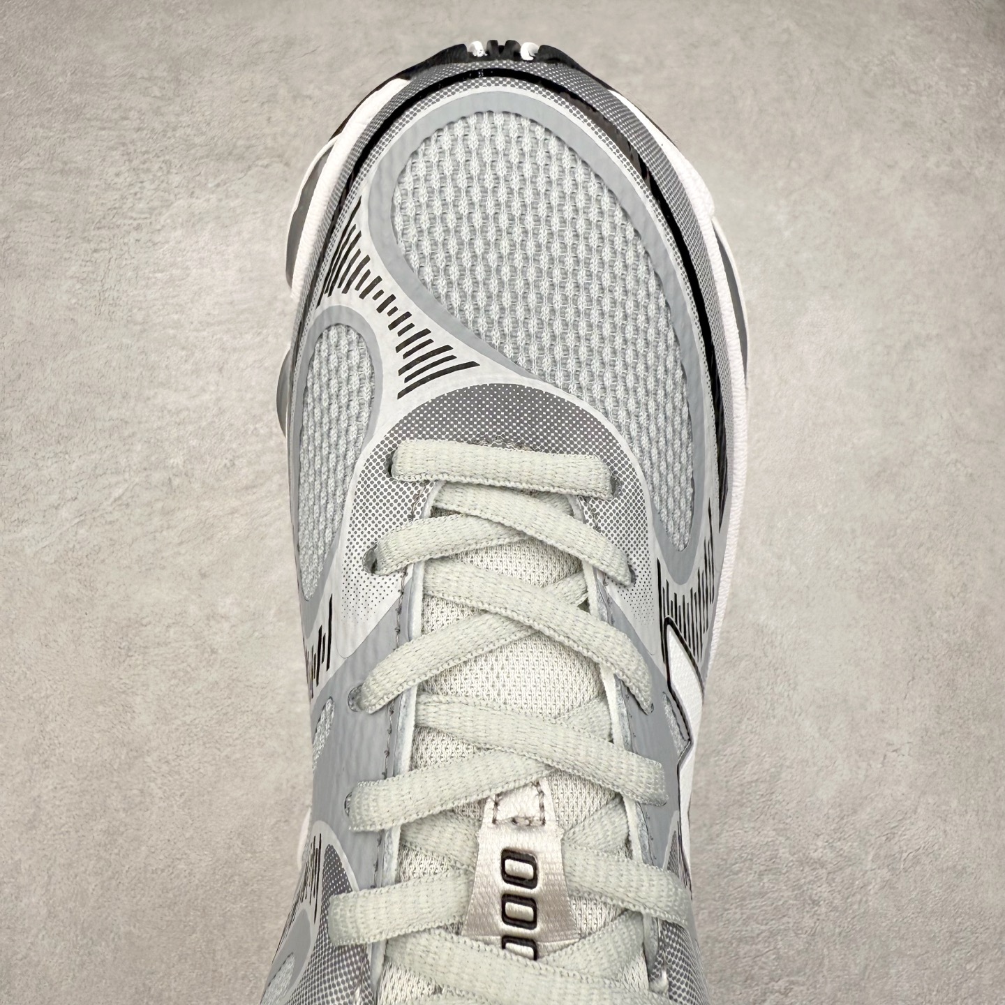 图片[4]-New Balance NB2000 舒适百搭防滑耐磨低帮 休闲跑步鞋 New Balance 在近两年的球鞋市场屡出奇招，在经典鞋型保持进一步增长的同时，推出的每一款新鞋型也都有傲人的战绩。在 327、9060 等鞋型获得成功之后，今天 New Balance 家族又迎来了新鲜血液的注入。这双 New Balance 2000 依然是融合了新旧元素的跑鞋造型，命名为 2000，或许是它的设计理念有着 Y2K 的血统。最大的亮点，在于这双鞋的中底。外侧以五个 ABZORB 单元，带来极具辨识度和冲击力的视觉效果，让这双鞋在外观和脚感方面都颇具吸引力。尺码：36 37 37.5 38 38.5 39 40 40.5 41 42 42.5 43 44 45 46-选品中心