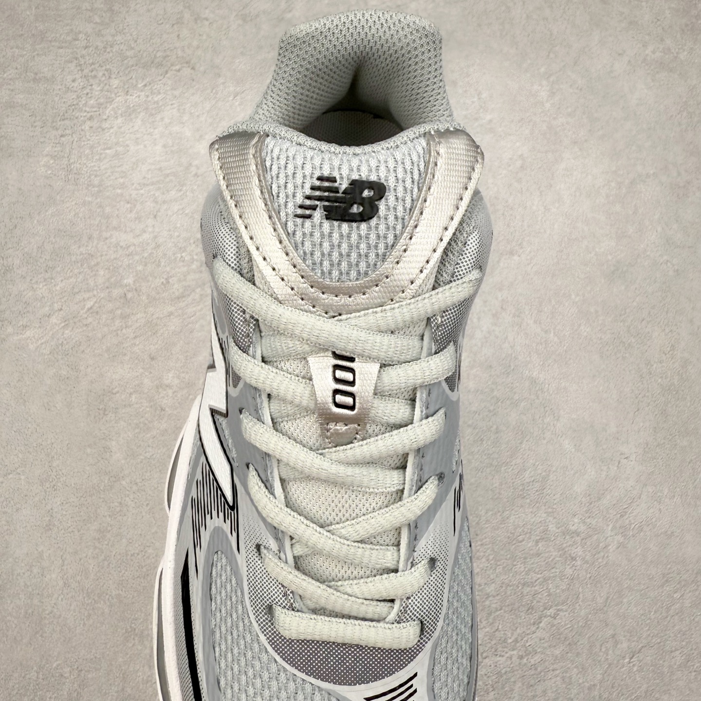 图片[5]-New Balance NB2000 舒适百搭防滑耐磨低帮 休闲跑步鞋 New Balance 在近两年的球鞋市场屡出奇招，在经典鞋型保持进一步增长的同时，推出的每一款新鞋型也都有傲人的战绩。在 327、9060 等鞋型获得成功之后，今天 New Balance 家族又迎来了新鲜血液的注入。这双 New Balance 2000 依然是融合了新旧元素的跑鞋造型，命名为 2000，或许是它的设计理念有着 Y2K 的血统。最大的亮点，在于这双鞋的中底。外侧以五个 ABZORB 单元，带来极具辨识度和冲击力的视觉效果，让这双鞋在外观和脚感方面都颇具吸引力。尺码：36 37 37.5 38 38.5 39 40 40.5 41 42 42.5 43 44 45 46-选品中心