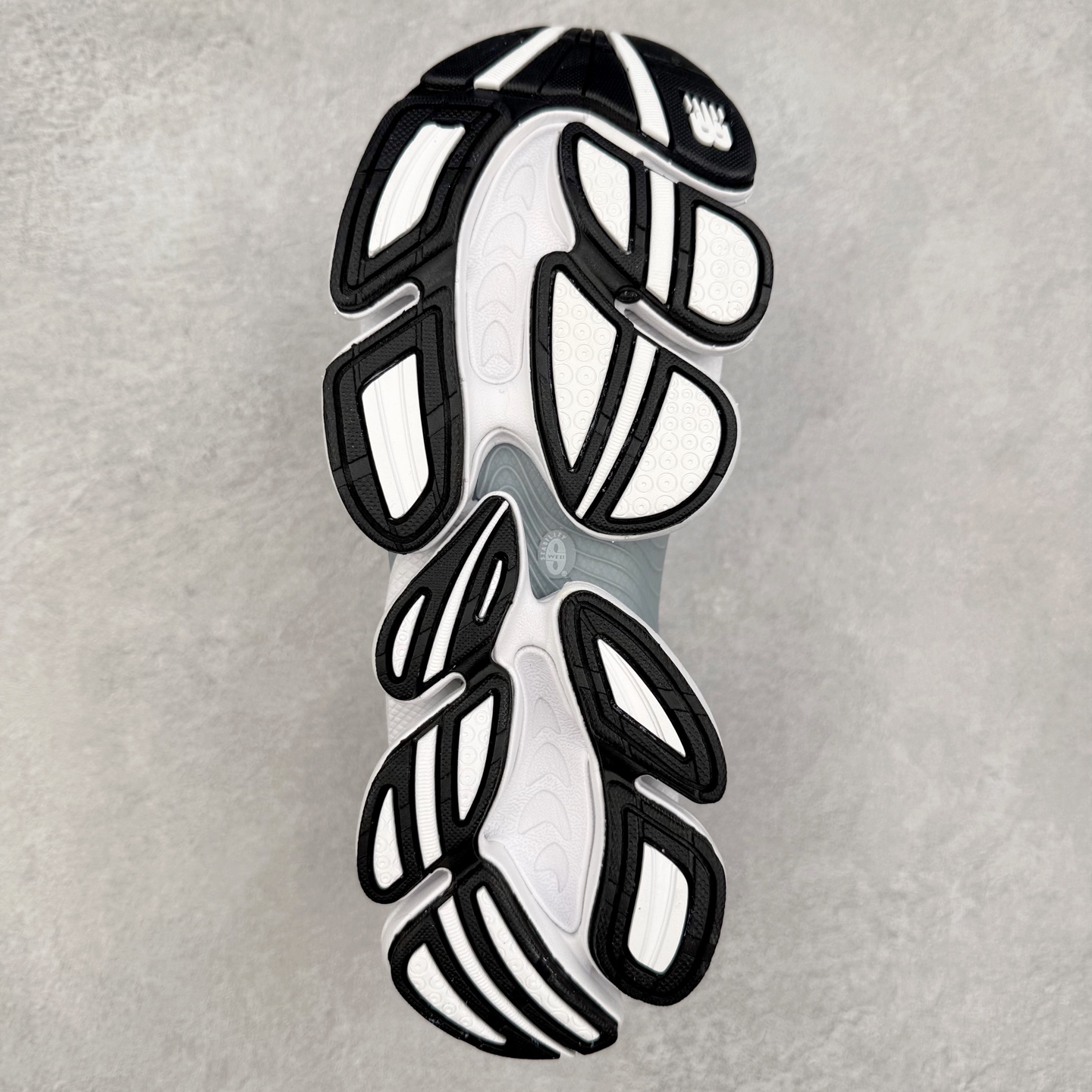 图片[9]-New Balance NB2000 舒适百搭防滑耐磨低帮 休闲跑步鞋 New Balance 在近两年的球鞋市场屡出奇招，在经典鞋型保持进一步增长的同时，推出的每一款新鞋型也都有傲人的战绩。在 327、9060 等鞋型获得成功之后，今天 New Balance 家族又迎来了新鲜血液的注入。这双 New Balance 2000 依然是融合了新旧元素的跑鞋造型，命名为 2000，或许是它的设计理念有着 Y2K 的血统。最大的亮点，在于这双鞋的中底。外侧以五个 ABZORB 单元，带来极具辨识度和冲击力的视觉效果，让这双鞋在外观和脚感方面都颇具吸引力。尺码：36 37 37.5 38 38.5 39 40 40.5 41 42 42.5 43 44 45 46-选品中心