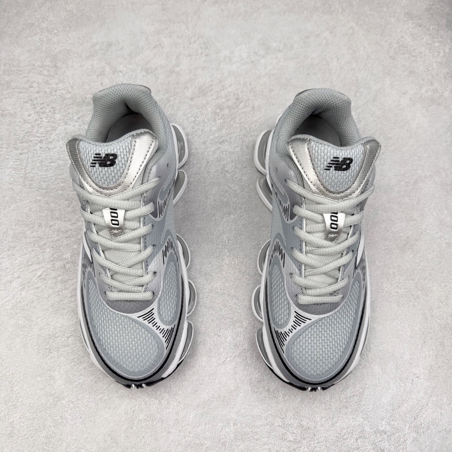 图片[2]-New Balance NB2000 舒适百搭防滑耐磨低帮 休闲跑步鞋 New Balance 在近两年的球鞋市场屡出奇招，在经典鞋型保持进一步增长的同时，推出的每一款新鞋型也都有傲人的战绩。在 327、9060 等鞋型获得成功之后，今天 New Balance 家族又迎来了新鲜血液的注入。这双 New Balance 2000 依然是融合了新旧元素的跑鞋造型，命名为 2000，或许是它的设计理念有着 Y2K 的血统。最大的亮点，在于这双鞋的中底。外侧以五个 ABZORB 单元，带来极具辨识度和冲击力的视觉效果，让这双鞋在外观和脚感方面都颇具吸引力。尺码：36 37 37.5 38 38.5 39 40 40.5 41 42 42.5 43 44 45 46-选品中心