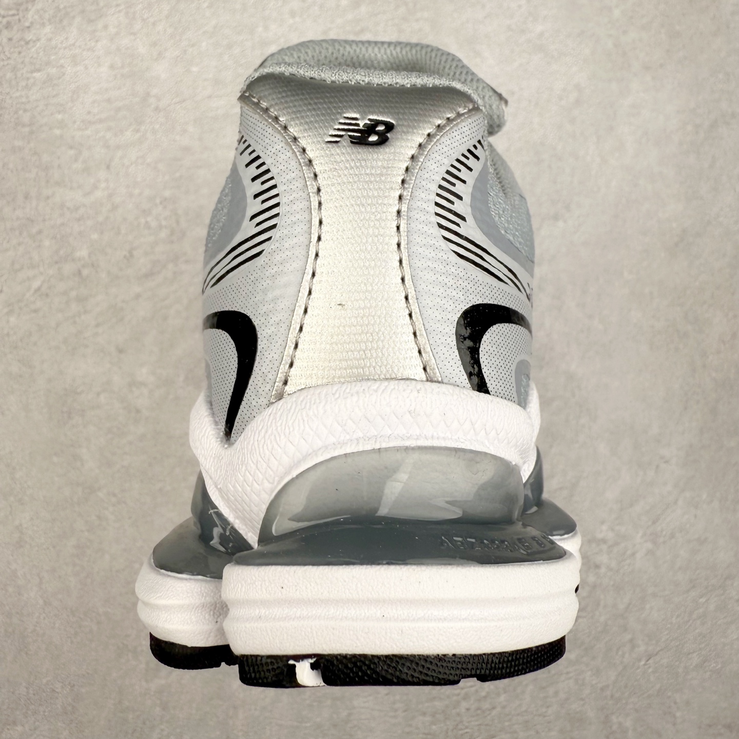 图片[8]-New Balance NB2000 舒适百搭防滑耐磨低帮 休闲跑步鞋 New Balance 在近两年的球鞋市场屡出奇招，在经典鞋型保持进一步增长的同时，推出的每一款新鞋型也都有傲人的战绩。在 327、9060 等鞋型获得成功之后，今天 New Balance 家族又迎来了新鲜血液的注入。这双 New Balance 2000 依然是融合了新旧元素的跑鞋造型，命名为 2000，或许是它的设计理念有着 Y2K 的血统。最大的亮点，在于这双鞋的中底。外侧以五个 ABZORB 单元，带来极具辨识度和冲击力的视觉效果，让这双鞋在外观和脚感方面都颇具吸引力。尺码：36 37 37.5 38 38.5 39 40 40.5 41 42 42.5 43 44 45 46-选品中心