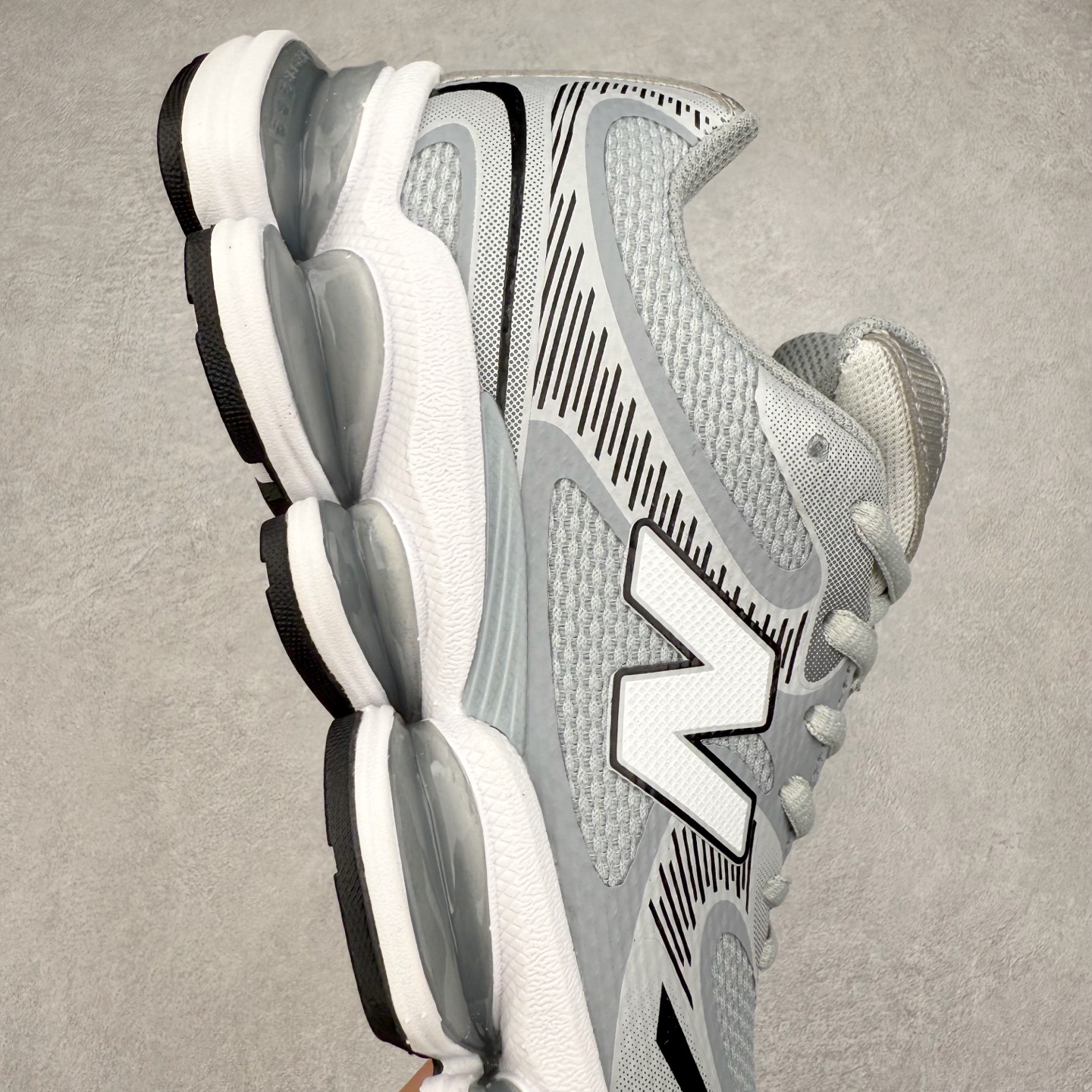 图片[6]-New Balance NB2000 舒适百搭防滑耐磨低帮 休闲跑步鞋 New Balance 在近两年的球鞋市场屡出奇招，在经典鞋型保持进一步增长的同时，推出的每一款新鞋型也都有傲人的战绩。在 327、9060 等鞋型获得成功之后，今天 New Balance 家族又迎来了新鲜血液的注入。这双 New Balance 2000 依然是融合了新旧元素的跑鞋造型，命名为 2000，或许是它的设计理念有着 Y2K 的血统。最大的亮点，在于这双鞋的中底。外侧以五个 ABZORB 单元，带来极具辨识度和冲击力的视觉效果，让这双鞋在外观和脚感方面都颇具吸引力。尺码：36 37 37.5 38 38.5 39 40 40.5 41 42 42.5 43 44 45 46-选品中心