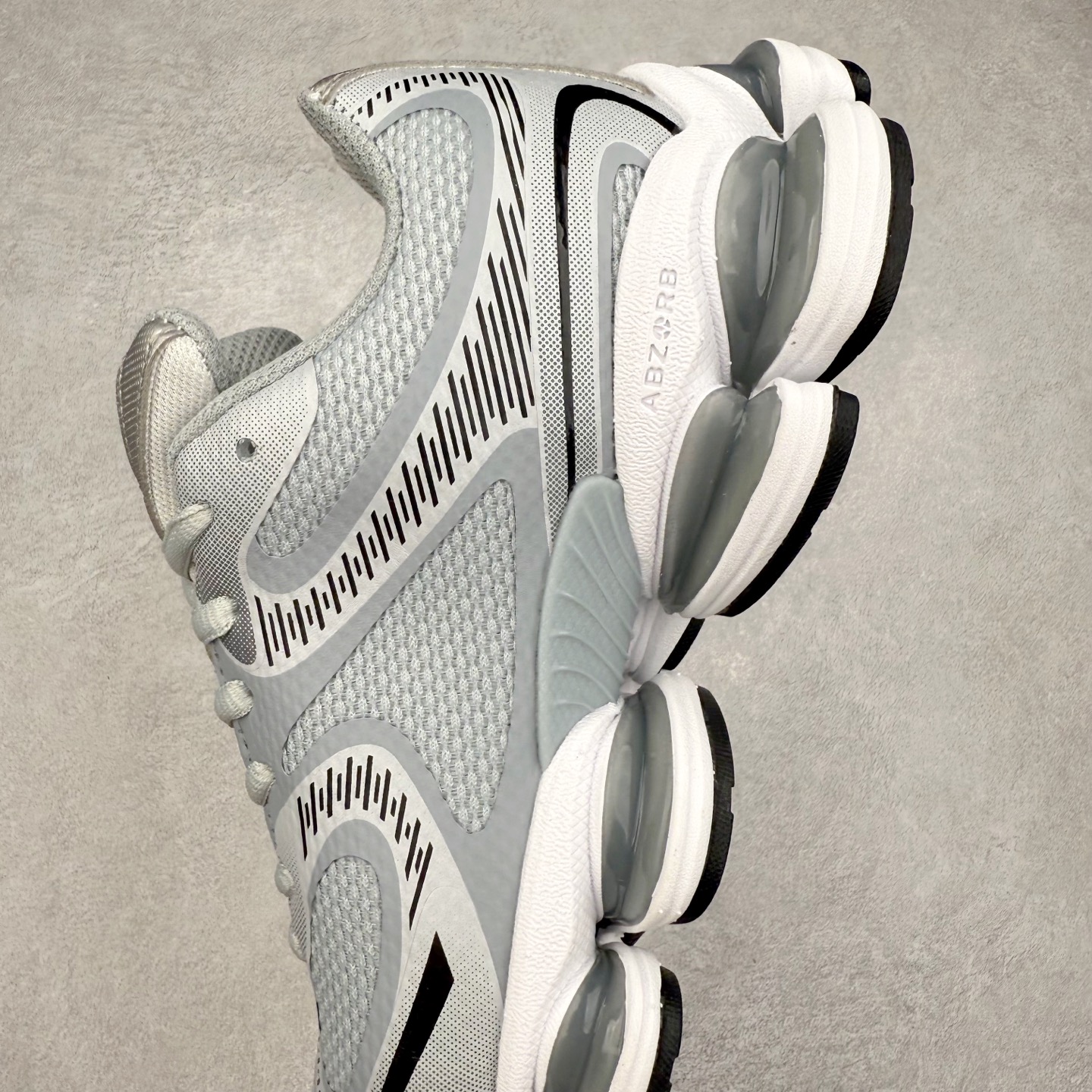 图片[7]-New Balance NB2000 舒适百搭防滑耐磨低帮 休闲跑步鞋 New Balance 在近两年的球鞋市场屡出奇招，在经典鞋型保持进一步增长的同时，推出的每一款新鞋型也都有傲人的战绩。在 327、9060 等鞋型获得成功之后，今天 New Balance 家族又迎来了新鲜血液的注入。这双 New Balance 2000 依然是融合了新旧元素的跑鞋造型，命名为 2000，或许是它的设计理念有着 Y2K 的血统。最大的亮点，在于这双鞋的中底。外侧以五个 ABZORB 单元，带来极具辨识度和冲击力的视觉效果，让这双鞋在外观和脚感方面都颇具吸引力。尺码：36 37 37.5 38 38.5 39 40 40.5 41 42 42.5 43 44 45 46-选品中心