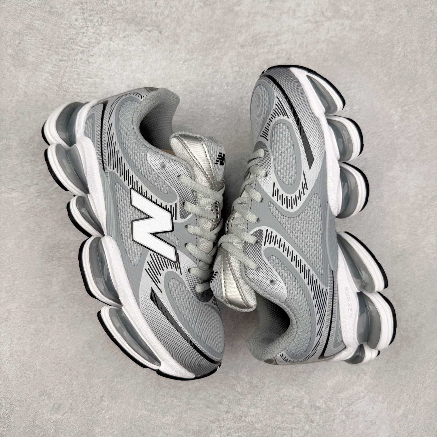 图片[3]-New Balance NB2000 舒适百搭防滑耐磨低帮 休闲跑步鞋 New Balance 在近两年的球鞋市场屡出奇招，在经典鞋型保持进一步增长的同时，推出的每一款新鞋型也都有傲人的战绩。在 327、9060 等鞋型获得成功之后，今天 New Balance 家族又迎来了新鲜血液的注入。这双 New Balance 2000 依然是融合了新旧元素的跑鞋造型，命名为 2000，或许是它的设计理念有着 Y2K 的血统。最大的亮点，在于这双鞋的中底。外侧以五个 ABZORB 单元，带来极具辨识度和冲击力的视觉效果，让这双鞋在外观和脚感方面都颇具吸引力。尺码：36 37 37.5 38 38.5 39 40 40.5 41 42 42.5 43 44 45 46-选品中心