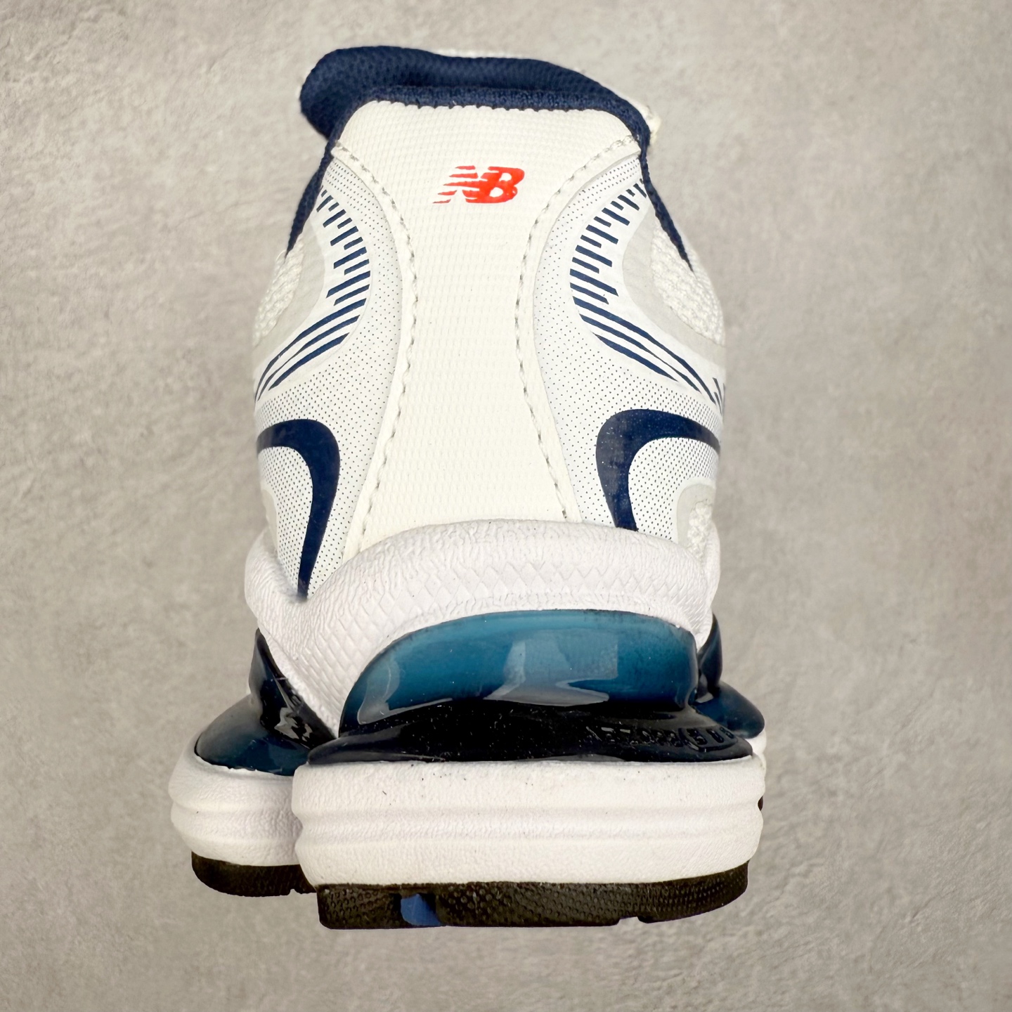 图片[8]-New Balance NB2000 舒适百搭防滑耐磨低帮 休闲跑步鞋 New Balance 在近两年的球鞋市场屡出奇招，在经典鞋型保持进一步增长的同时，推出的每一款新鞋型也都有傲人的战绩。在 327、9060 等鞋型获得成功之后，今天 New Balance 家族又迎来了新鲜血液的注入。这双 New Balance 2000 依然是融合了新旧元素的跑鞋造型，命名为 2000，或许是它的设计理念有着 Y2K 的血统。最大的亮点，在于这双鞋的中底。外侧以五个 ABZORB 单元，带来极具辨识度和冲击力的视觉效果，让这双鞋在外观和脚感方面都颇具吸引力。尺码：36 37 37.5 38 38.5 39 40 40.5 41 42 42.5 43 44 45 46-选品中心