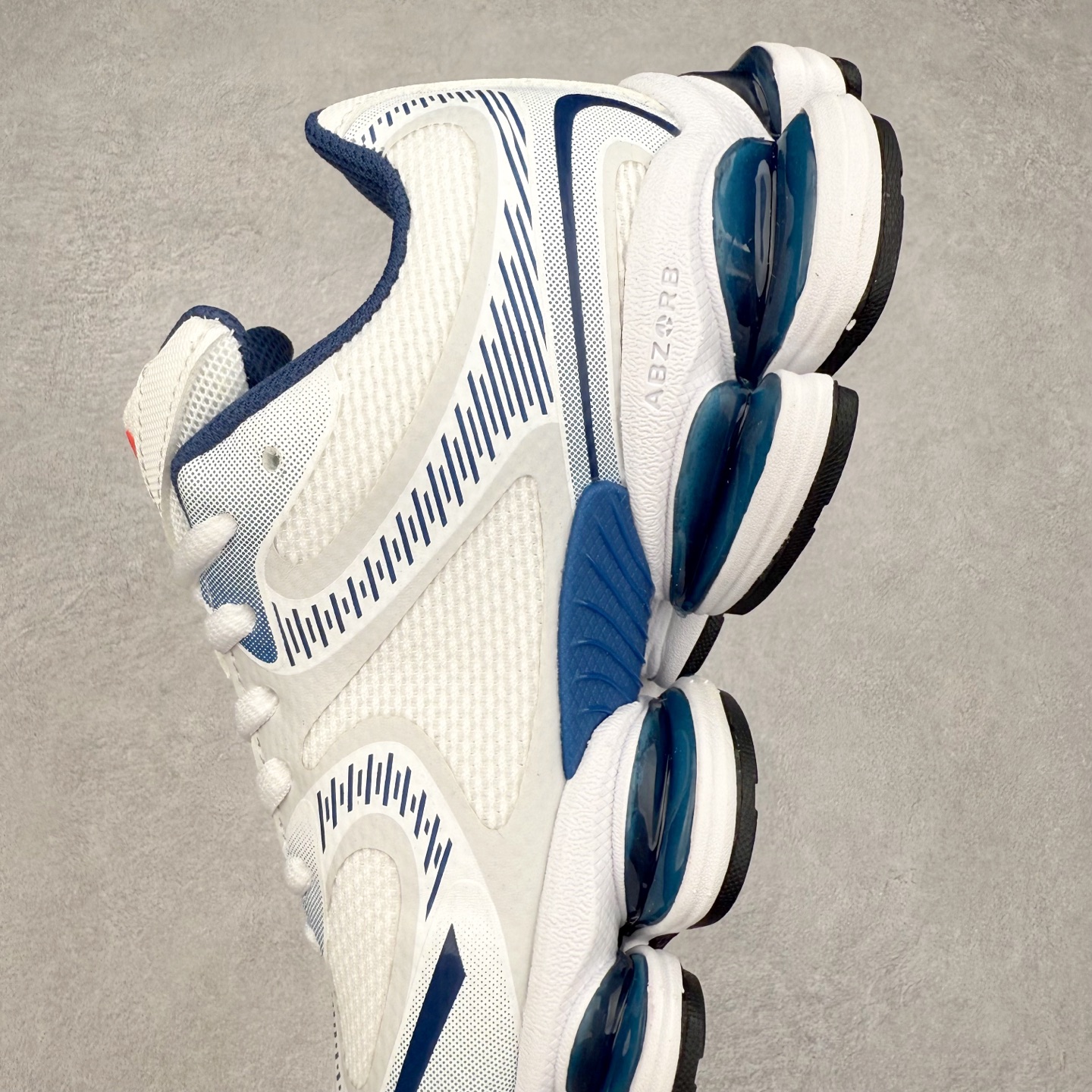 图片[7]-New Balance NB2000 舒适百搭防滑耐磨低帮 休闲跑步鞋 New Balance 在近两年的球鞋市场屡出奇招，在经典鞋型保持进一步增长的同时，推出的每一款新鞋型也都有傲人的战绩。在 327、9060 等鞋型获得成功之后，今天 New Balance 家族又迎来了新鲜血液的注入。这双 New Balance 2000 依然是融合了新旧元素的跑鞋造型，命名为 2000，或许是它的设计理念有着 Y2K 的血统。最大的亮点，在于这双鞋的中底。外侧以五个 ABZORB 单元，带来极具辨识度和冲击力的视觉效果，让这双鞋在外观和脚感方面都颇具吸引力。尺码：36 37 37.5 38 38.5 39 40 40.5 41 42 42.5 43 44 45 46-选品中心