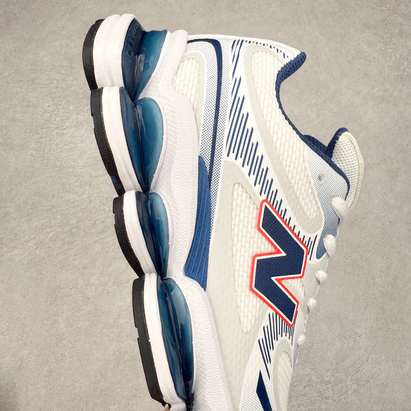 图片[6]-New Balance NB2000 舒适百搭防滑耐磨低帮 休闲跑步鞋 New Balance 在近两年的球鞋市场屡出奇招，在经典鞋型保持进一步增长的同时，推出的每一款新鞋型也都有傲人的战绩。在 327、9060 等鞋型获得成功之后，今天 New Balance 家族又迎来了新鲜血液的注入。这双 New Balance 2000 依然是融合了新旧元素的跑鞋造型，命名为 2000，或许是它的设计理念有着 Y2K 的血统。最大的亮点，在于这双鞋的中底。外侧以五个 ABZORB 单元，带来极具辨识度和冲击力的视觉效果，让这双鞋在外观和脚感方面都颇具吸引力。尺码：36 37 37.5 38 38.5 39 40 40.5 41 42 42.5 43 44 45 46-选品中心