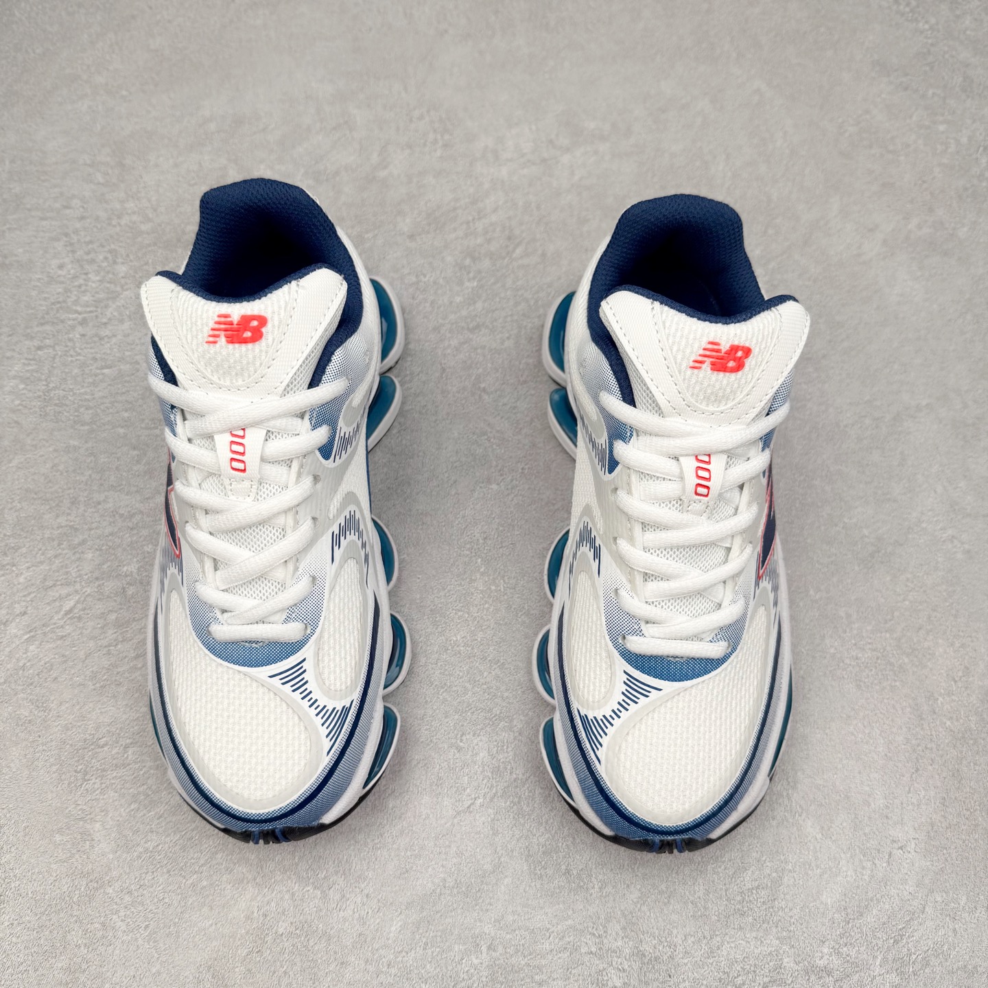 图片[2]-New Balance NB2000 舒适百搭防滑耐磨低帮 休闲跑步鞋 New Balance 在近两年的球鞋市场屡出奇招，在经典鞋型保持进一步增长的同时，推出的每一款新鞋型也都有傲人的战绩。在 327、9060 等鞋型获得成功之后，今天 New Balance 家族又迎来了新鲜血液的注入。这双 New Balance 2000 依然是融合了新旧元素的跑鞋造型，命名为 2000，或许是它的设计理念有着 Y2K 的血统。最大的亮点，在于这双鞋的中底。外侧以五个 ABZORB 单元，带来极具辨识度和冲击力的视觉效果，让这双鞋在外观和脚感方面都颇具吸引力。尺码：36 37 37.5 38 38.5 39 40 40.5 41 42 42.5 43 44 45 46-选品中心