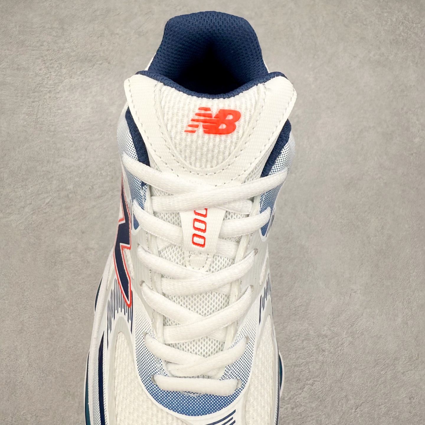 图片[5]-New Balance NB2000 舒适百搭防滑耐磨低帮 休闲跑步鞋 New Balance 在近两年的球鞋市场屡出奇招，在经典鞋型保持进一步增长的同时，推出的每一款新鞋型也都有傲人的战绩。在 327、9060 等鞋型获得成功之后，今天 New Balance 家族又迎来了新鲜血液的注入。这双 New Balance 2000 依然是融合了新旧元素的跑鞋造型，命名为 2000，或许是它的设计理念有着 Y2K 的血统。最大的亮点，在于这双鞋的中底。外侧以五个 ABZORB 单元，带来极具辨识度和冲击力的视觉效果，让这双鞋在外观和脚感方面都颇具吸引力。尺码：36 37 37.5 38 38.5 39 40 40.5 41 42 42.5 43 44 45 46-选品中心