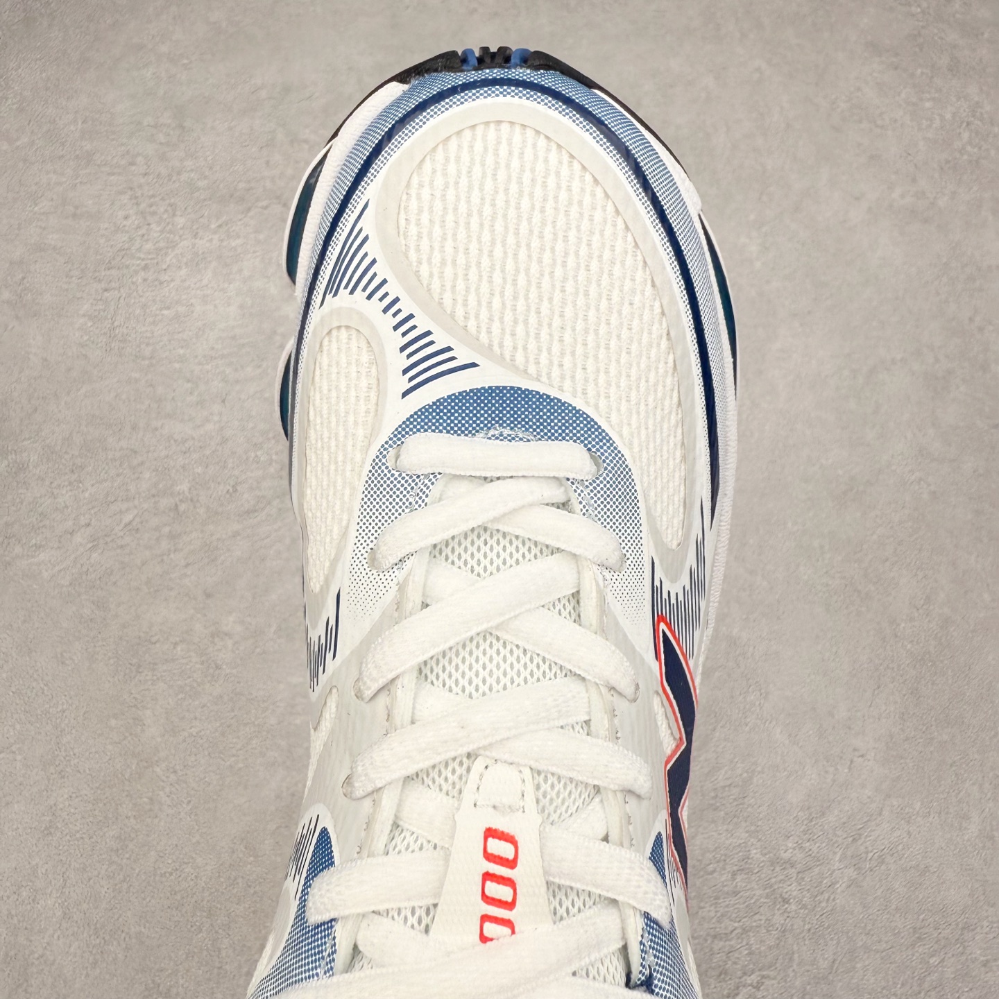 图片[4]-New Balance NB2000 舒适百搭防滑耐磨低帮 休闲跑步鞋 New Balance 在近两年的球鞋市场屡出奇招，在经典鞋型保持进一步增长的同时，推出的每一款新鞋型也都有傲人的战绩。在 327、9060 等鞋型获得成功之后，今天 New Balance 家族又迎来了新鲜血液的注入。这双 New Balance 2000 依然是融合了新旧元素的跑鞋造型，命名为 2000，或许是它的设计理念有着 Y2K 的血统。最大的亮点，在于这双鞋的中底。外侧以五个 ABZORB 单元，带来极具辨识度和冲击力的视觉效果，让这双鞋在外观和脚感方面都颇具吸引力。尺码：36 37 37.5 38 38.5 39 40 40.5 41 42 42.5 43 44 45 46-选品中心