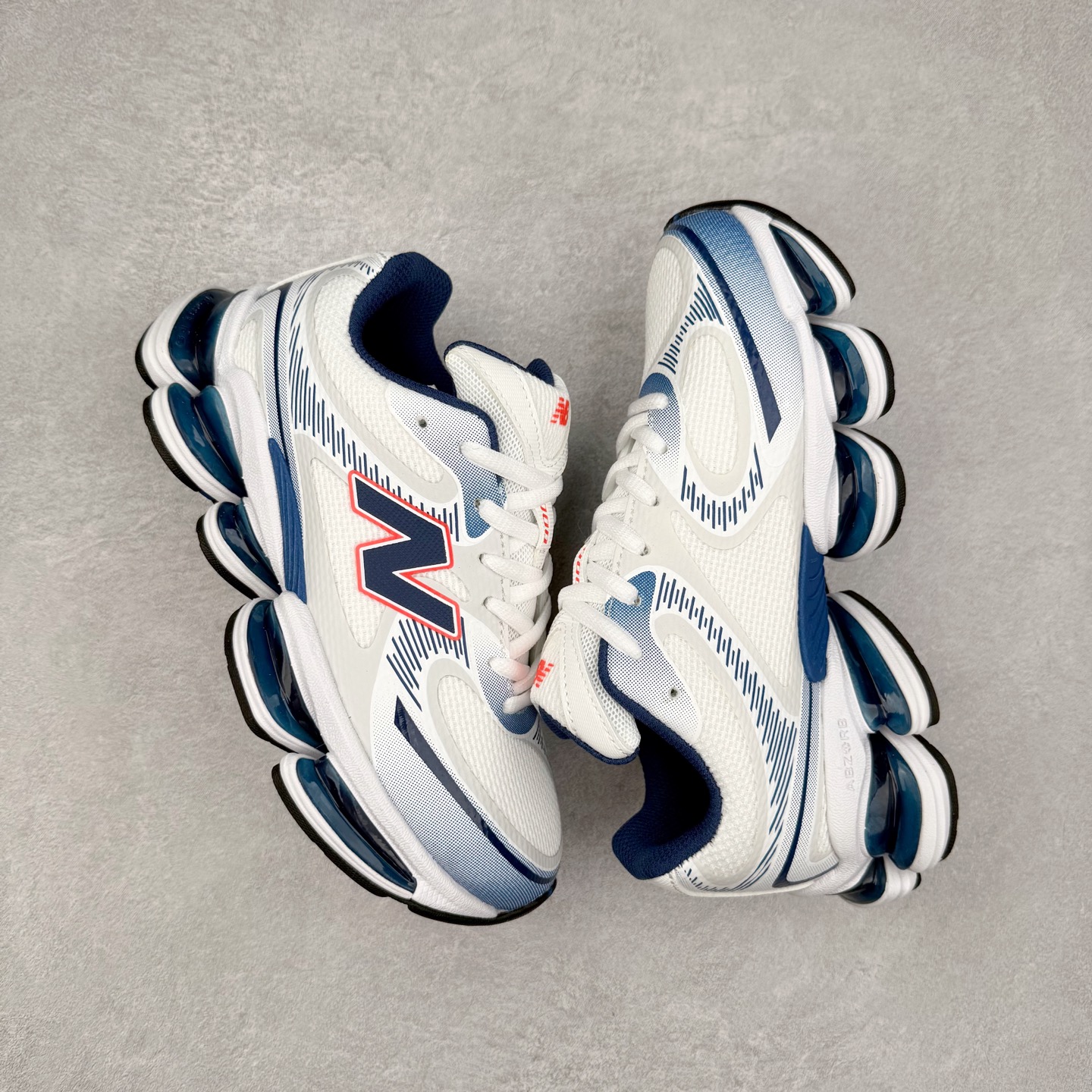 图片[3]-New Balance NB2000 舒适百搭防滑耐磨低帮 休闲跑步鞋 New Balance 在近两年的球鞋市场屡出奇招，在经典鞋型保持进一步增长的同时，推出的每一款新鞋型也都有傲人的战绩。在 327、9060 等鞋型获得成功之后，今天 New Balance 家族又迎来了新鲜血液的注入。这双 New Balance 2000 依然是融合了新旧元素的跑鞋造型，命名为 2000，或许是它的设计理念有着 Y2K 的血统。最大的亮点，在于这双鞋的中底。外侧以五个 ABZORB 单元，带来极具辨识度和冲击力的视觉效果，让这双鞋在外观和脚感方面都颇具吸引力。尺码：36 37 37.5 38 38.5 39 40 40.5 41 42 42.5 43 44 45 46-选品中心