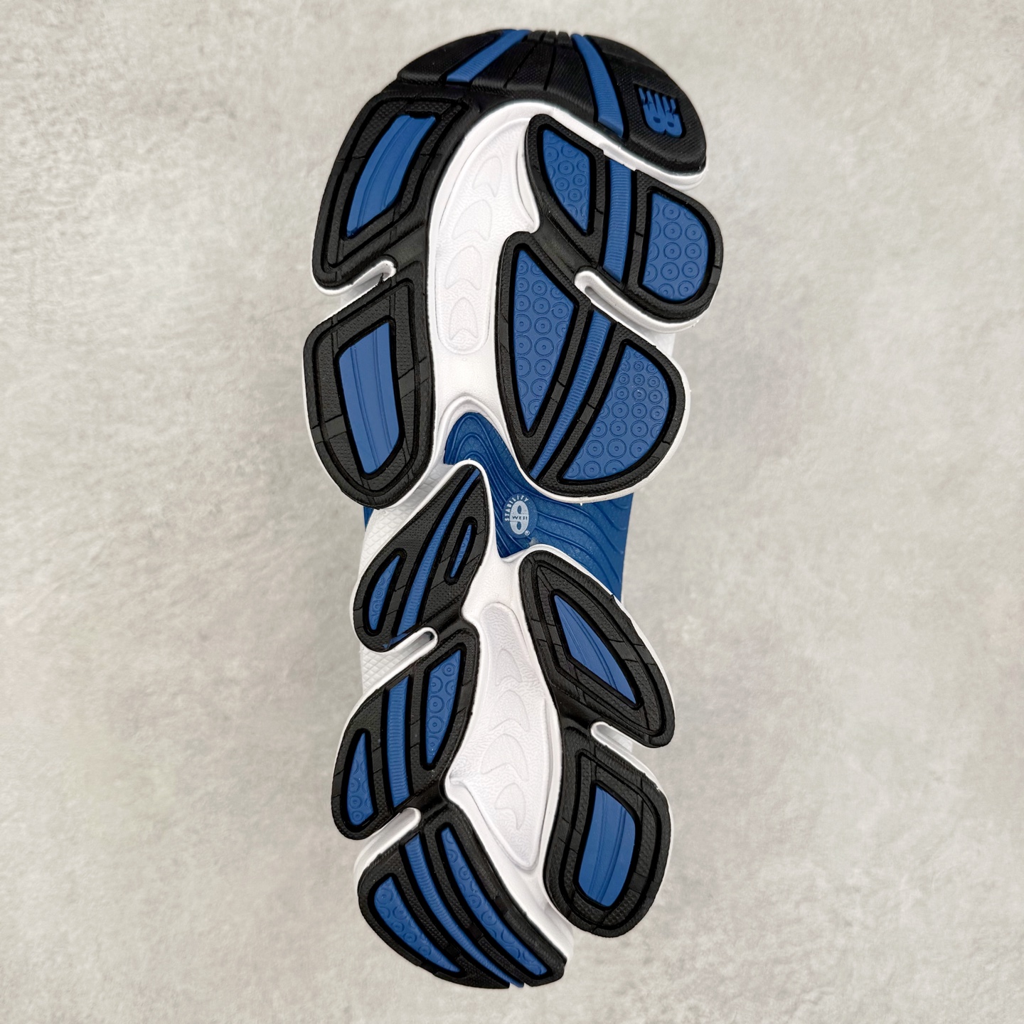 图片[9]-New Balance NB2000 舒适百搭防滑耐磨低帮 休闲跑步鞋 New Balance 在近两年的球鞋市场屡出奇招，在经典鞋型保持进一步增长的同时，推出的每一款新鞋型也都有傲人的战绩。在 327、9060 等鞋型获得成功之后，今天 New Balance 家族又迎来了新鲜血液的注入。这双 New Balance 2000 依然是融合了新旧元素的跑鞋造型，命名为 2000，或许是它的设计理念有着 Y2K 的血统。最大的亮点，在于这双鞋的中底。外侧以五个 ABZORB 单元，带来极具辨识度和冲击力的视觉效果，让这双鞋在外观和脚感方面都颇具吸引力。尺码：36 37 37.5 38 38.5 39 40 40.5 41 42 42.5 43 44 45 46-选品中心