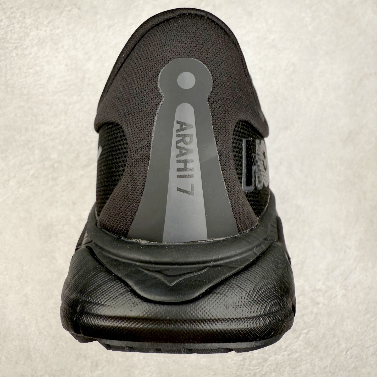 图片[8]-HOKA ONE ONE Arahi 7 舒适柔软防滑耐磨 低帮休闲跑步鞋 HOKA ONE ONE是来自美国的跑步鞋知名品牌，创立于2009年，始终致力于为所有跑者提供更新、更好的跑步装备。相比常规跑鞋，HOKA ONE ONE特别研发使用性能独特的几何形跑鞋中底，此种鞋底更厚、更高、回弹性也更好，除了卓越的缓冲性能，它还能为各种阶段的跑者带来更具动感、更加稳定的跑步体验。HOKAONE ONE从设计之初就清楚意识到，要保证跑者步幅的均匀一致，双脚自然而然的运动至关重要。实拍调校N版已经零色差零失真 百分百还原实物色彩所见即所得 不存在货不对板色差等低级问题 选购参考实物拍摄 不混卖不参货 只用心做好货严格选品 承诺混一赔十 尺码：36 36.5 37.5 38 38.5 39 40 40.5 41 42 42.5 43 44 44.5 45-选品中心