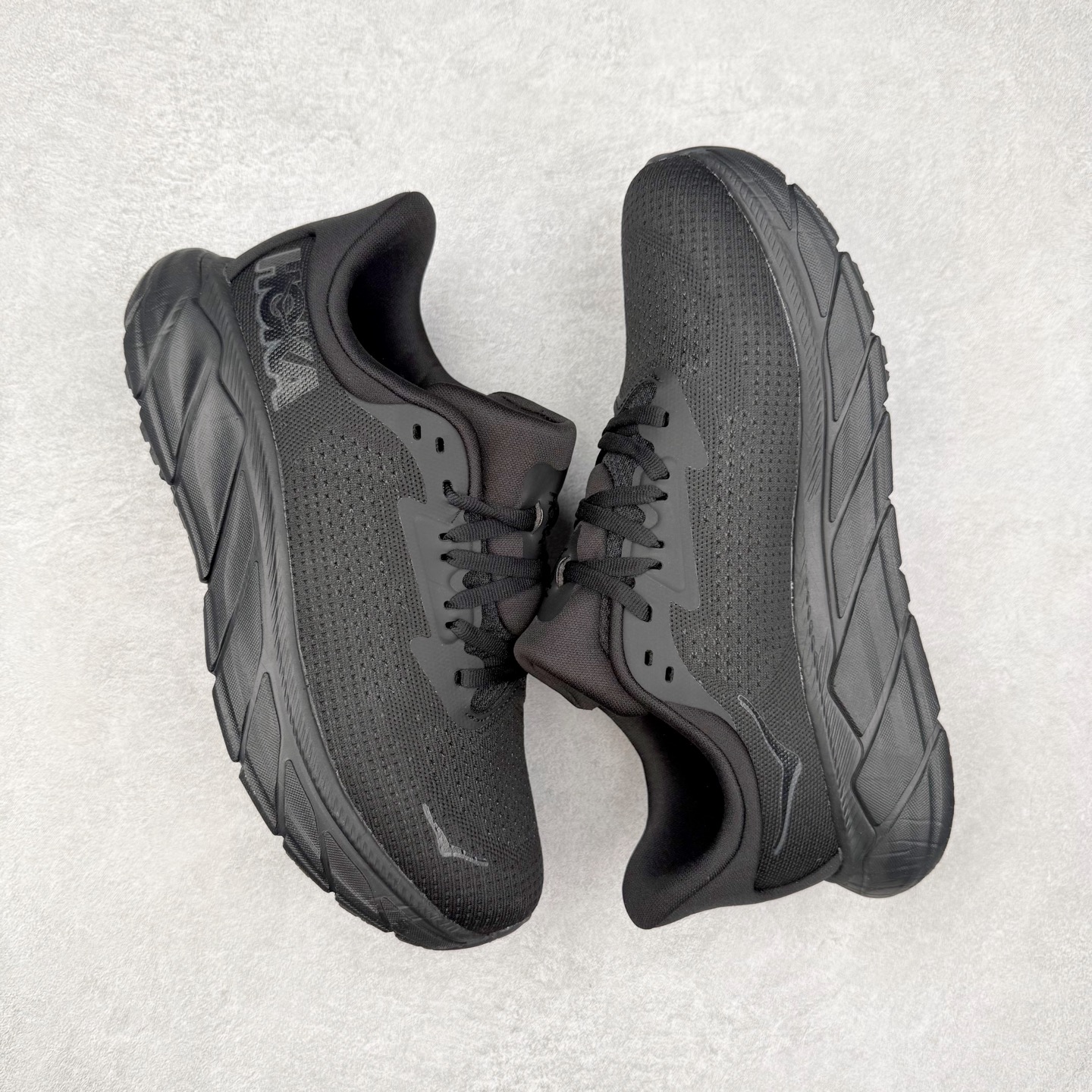 图片[3]-HOKA ONE ONE Arahi 7 舒适柔软防滑耐磨 低帮休闲跑步鞋 HOKA ONE ONE是来自美国的跑步鞋知名品牌，创立于2009年，始终致力于为所有跑者提供更新、更好的跑步装备。相比常规跑鞋，HOKA ONE ONE特别研发使用性能独特的几何形跑鞋中底，此种鞋底更厚、更高、回弹性也更好，除了卓越的缓冲性能，它还能为各种阶段的跑者带来更具动感、更加稳定的跑步体验。HOKAONE ONE从设计之初就清楚意识到，要保证跑者步幅的均匀一致，双脚自然而然的运动至关重要。实拍调校N版已经零色差零失真 百分百还原实物色彩所见即所得 不存在货不对板色差等低级问题 选购参考实物拍摄 不混卖不参货 只用心做好货严格选品 承诺混一赔十 尺码：36 36.5 37.5 38 38.5 39 40 40.5 41 42 42.5 43 44 44.5 45-选品中心