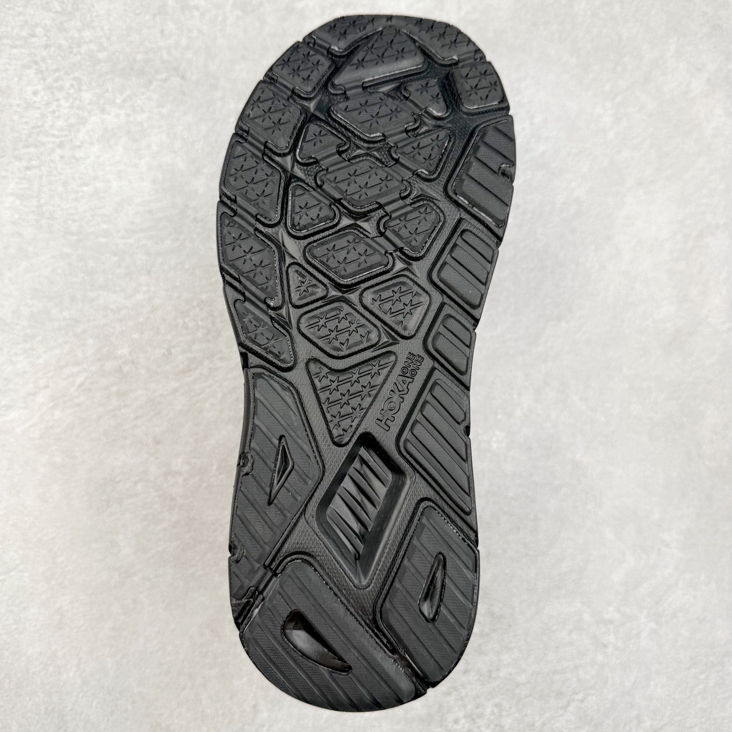 图片[9]-HOKA ONE ONE Arahi 7 舒适柔软防滑耐磨 低帮休闲跑步鞋 HOKA ONE ONE是来自美国的跑步鞋知名品牌，创立于2009年，始终致力于为所有跑者提供更新、更好的跑步装备。相比常规跑鞋，HOKA ONE ONE特别研发使用性能独特的几何形跑鞋中底，此种鞋底更厚、更高、回弹性也更好，除了卓越的缓冲性能，它还能为各种阶段的跑者带来更具动感、更加稳定的跑步体验。HOKAONE ONE从设计之初就清楚意识到，要保证跑者步幅的均匀一致，双脚自然而然的运动至关重要。实拍调校N版已经零色差零失真 百分百还原实物色彩所见即所得 不存在货不对板色差等低级问题 选购参考实物拍摄 不混卖不参货 只用心做好货严格选品 承诺混一赔十 尺码：36 36.5 37.5 38 38.5 39 40 40.5 41 42 42.5 43 44 44.5 45-选品中心