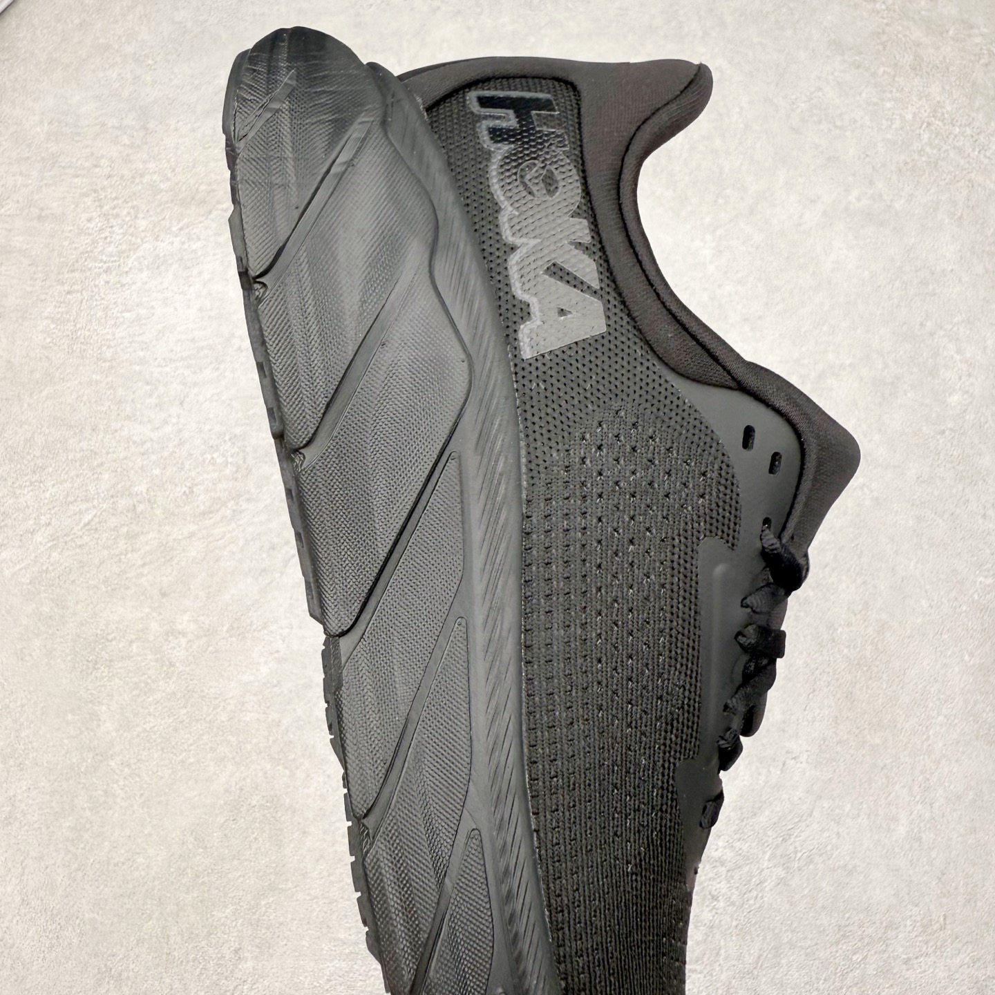 图片[6]-HOKA ONE ONE Arahi 7 舒适柔软防滑耐磨 低帮休闲跑步鞋 HOKA ONE ONE是来自美国的跑步鞋知名品牌，创立于2009年，始终致力于为所有跑者提供更新、更好的跑步装备。相比常规跑鞋，HOKA ONE ONE特别研发使用性能独特的几何形跑鞋中底，此种鞋底更厚、更高、回弹性也更好，除了卓越的缓冲性能，它还能为各种阶段的跑者带来更具动感、更加稳定的跑步体验。HOKAONE ONE从设计之初就清楚意识到，要保证跑者步幅的均匀一致，双脚自然而然的运动至关重要。实拍调校N版已经零色差零失真 百分百还原实物色彩所见即所得 不存在货不对板色差等低级问题 选购参考实物拍摄 不混卖不参货 只用心做好货严格选品 承诺混一赔十 尺码：36 36.5 37.5 38 38.5 39 40 40.5 41 42 42.5 43 44 44.5 45-选品中心