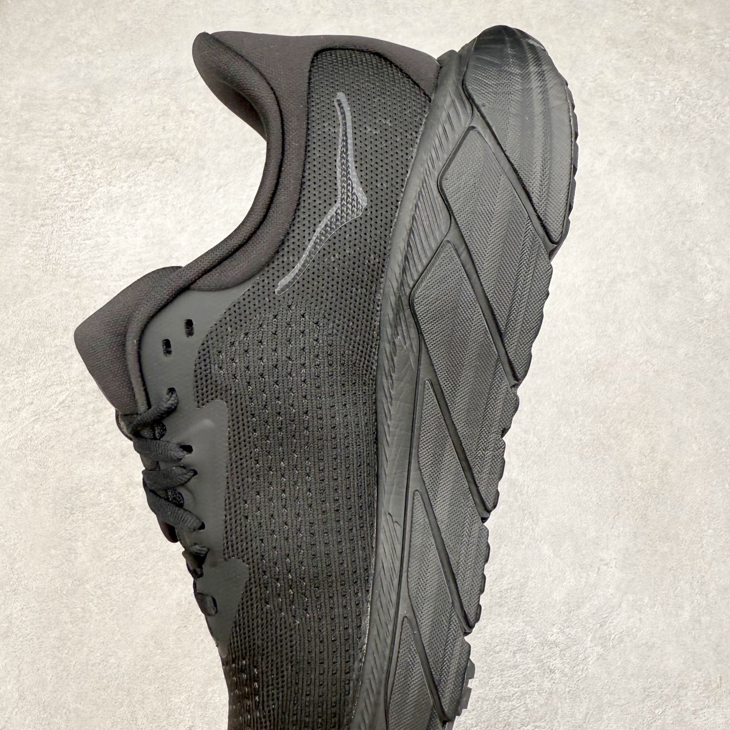 图片[7]-HOKA ONE ONE Arahi 7 舒适柔软防滑耐磨 低帮休闲跑步鞋 HOKA ONE ONE是来自美国的跑步鞋知名品牌，创立于2009年，始终致力于为所有跑者提供更新、更好的跑步装备。相比常规跑鞋，HOKA ONE ONE特别研发使用性能独特的几何形跑鞋中底，此种鞋底更厚、更高、回弹性也更好，除了卓越的缓冲性能，它还能为各种阶段的跑者带来更具动感、更加稳定的跑步体验。HOKAONE ONE从设计之初就清楚意识到，要保证跑者步幅的均匀一致，双脚自然而然的运动至关重要。实拍调校N版已经零色差零失真 百分百还原实物色彩所见即所得 不存在货不对板色差等低级问题 选购参考实物拍摄 不混卖不参货 只用心做好货严格选品 承诺混一赔十 尺码：36 36.5 37.5 38 38.5 39 40 40.5 41 42 42.5 43 44 44.5 45-选品中心