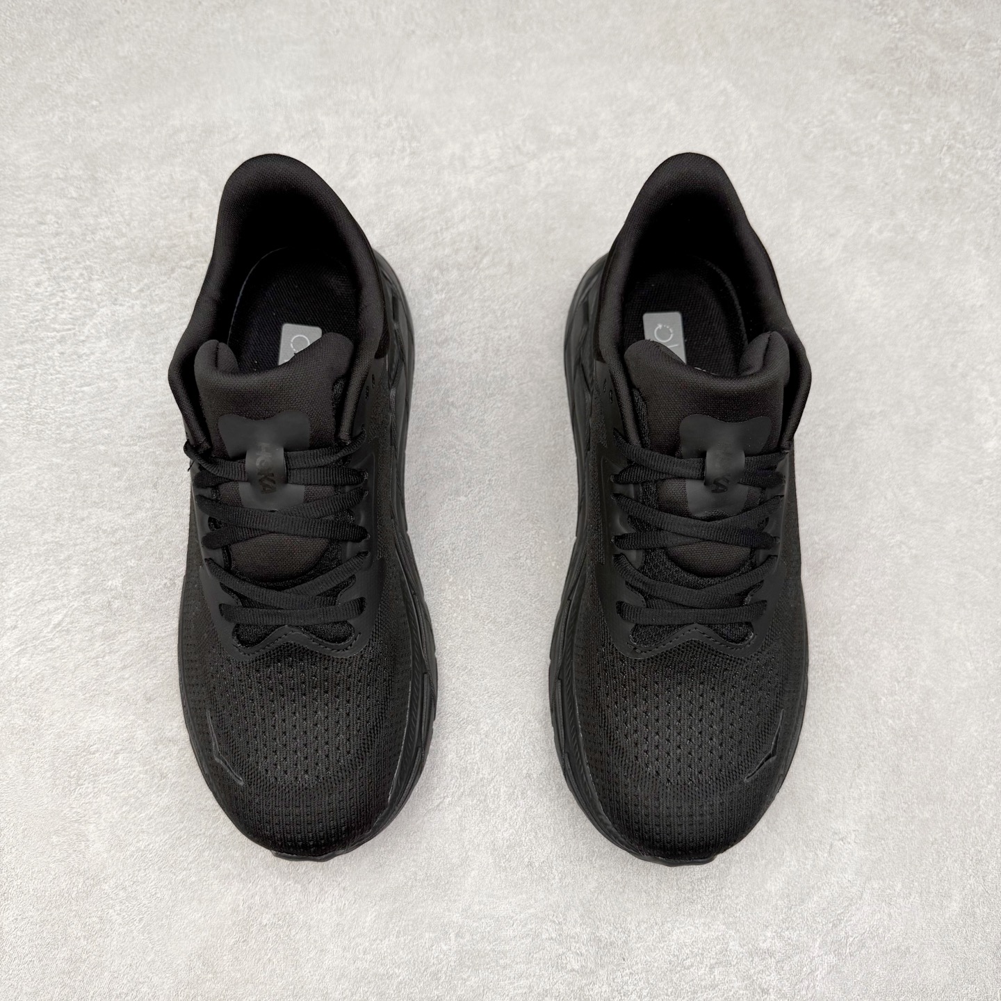 图片[2]-HOKA ONE ONE Arahi 7 舒适柔软防滑耐磨 低帮休闲跑步鞋 HOKA ONE ONE是来自美国的跑步鞋知名品牌，创立于2009年，始终致力于为所有跑者提供更新、更好的跑步装备。相比常规跑鞋，HOKA ONE ONE特别研发使用性能独特的几何形跑鞋中底，此种鞋底更厚、更高、回弹性也更好，除了卓越的缓冲性能，它还能为各种阶段的跑者带来更具动感、更加稳定的跑步体验。HOKAONE ONE从设计之初就清楚意识到，要保证跑者步幅的均匀一致，双脚自然而然的运动至关重要。实拍调校N版已经零色差零失真 百分百还原实物色彩所见即所得 不存在货不对板色差等低级问题 选购参考实物拍摄 不混卖不参货 只用心做好货严格选品 承诺混一赔十 尺码：36 36.5 37.5 38 38.5 39 40 40.5 41 42 42.5 43 44 44.5 45-选品中心