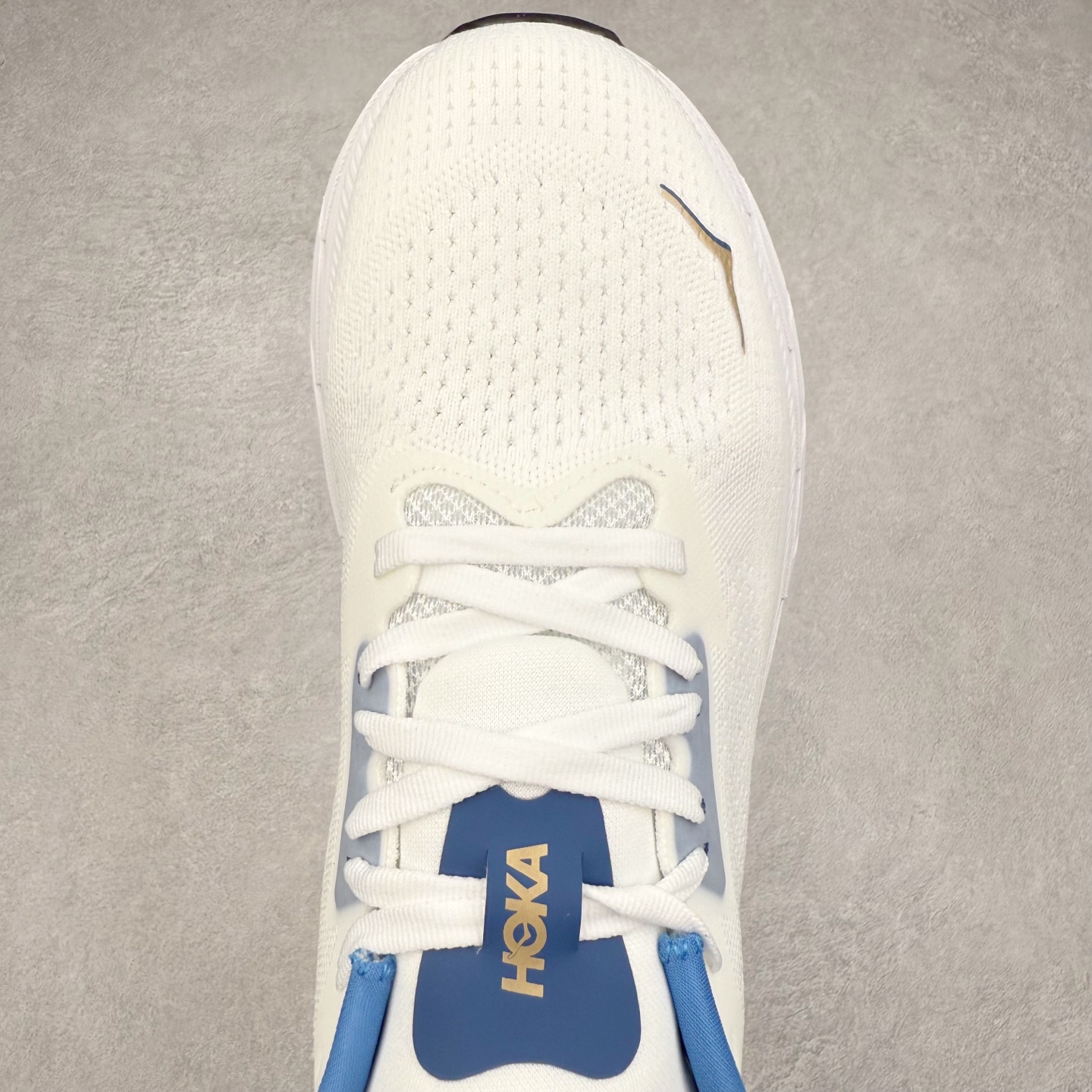 图片[4]-HOKA ONE ONE Arahi 7 舒适柔软防滑耐磨 低帮休闲跑步鞋 HOKA ONE ONE是来自美国的跑步鞋知名品牌，创立于2009年，始终致力于为所有跑者提供更新、更好的跑步装备。相比常规跑鞋，HOKA ONE ONE特别研发使用性能独特的几何形跑鞋中底，此种鞋底更厚、更高、回弹性也更好，除了卓越的缓冲性能，它还能为各种阶段的跑者带来更具动感、更加稳定的跑步体验。HOKAONE ONE从设计之初就清楚意识到，要保证跑者步幅的均匀一致，双脚自然而然的运动至关重要。实拍调校N版已经零色差零失真 百分百还原实物色彩所见即所得 不存在货不对板色差等低级问题 选购参考实物拍摄 不混卖不参货 只用心做好货严格选品 承诺混一赔十 尺码：36 36.5 37.5 38 38.5 39 40 40.5 41 42 42.5 43 44 44.5 45-选品中心