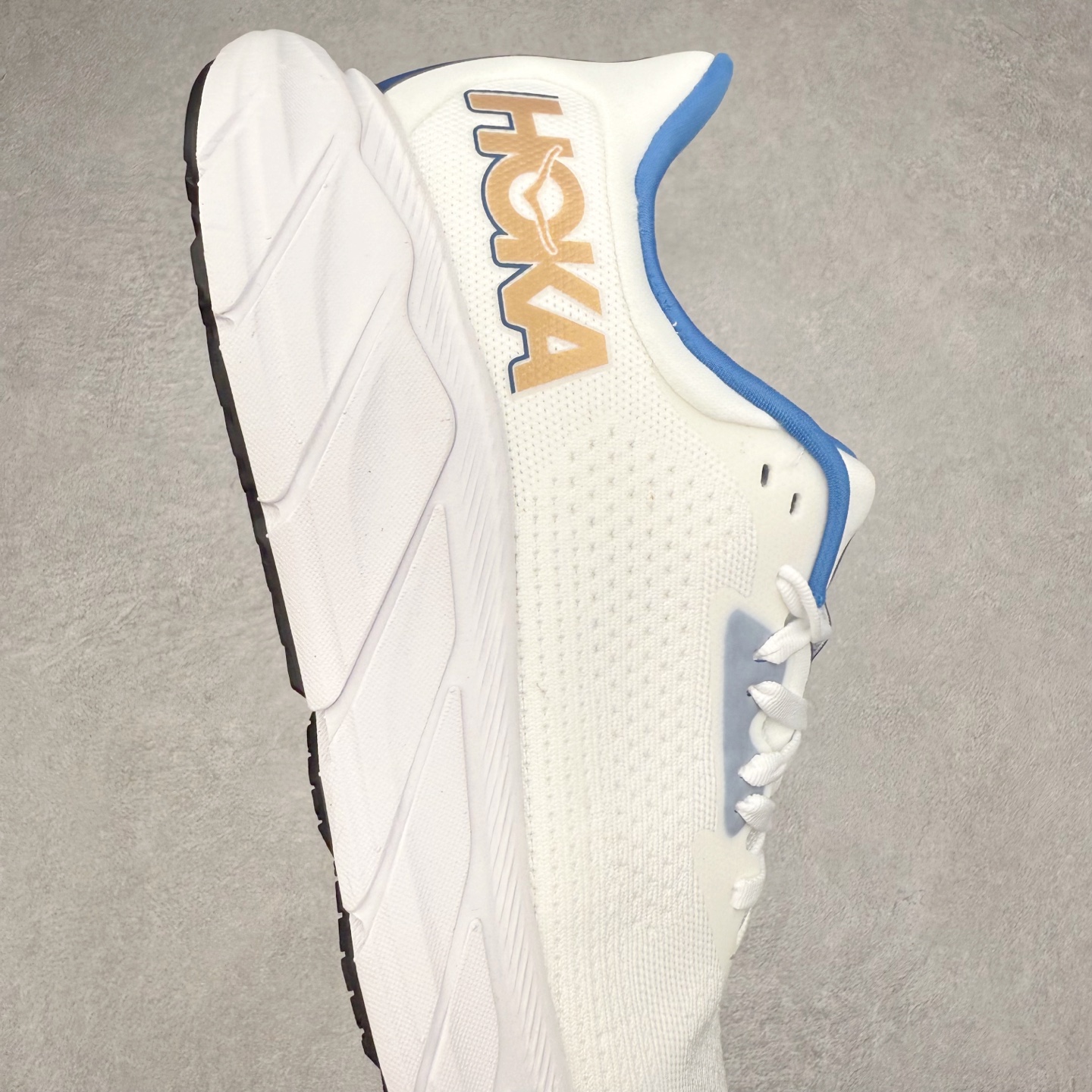 图片[6]-HOKA ONE ONE Arahi 7 舒适柔软防滑耐磨 低帮休闲跑步鞋 HOKA ONE ONE是来自美国的跑步鞋知名品牌，创立于2009年，始终致力于为所有跑者提供更新、更好的跑步装备。相比常规跑鞋，HOKA ONE ONE特别研发使用性能独特的几何形跑鞋中底，此种鞋底更厚、更高、回弹性也更好，除了卓越的缓冲性能，它还能为各种阶段的跑者带来更具动感、更加稳定的跑步体验。HOKAONE ONE从设计之初就清楚意识到，要保证跑者步幅的均匀一致，双脚自然而然的运动至关重要。实拍调校N版已经零色差零失真 百分百还原实物色彩所见即所得 不存在货不对板色差等低级问题 选购参考实物拍摄 不混卖不参货 只用心做好货严格选品 承诺混一赔十 尺码：36 36.5 37.5 38 38.5 39 40 40.5 41 42 42.5 43 44 44.5 45-选品中心