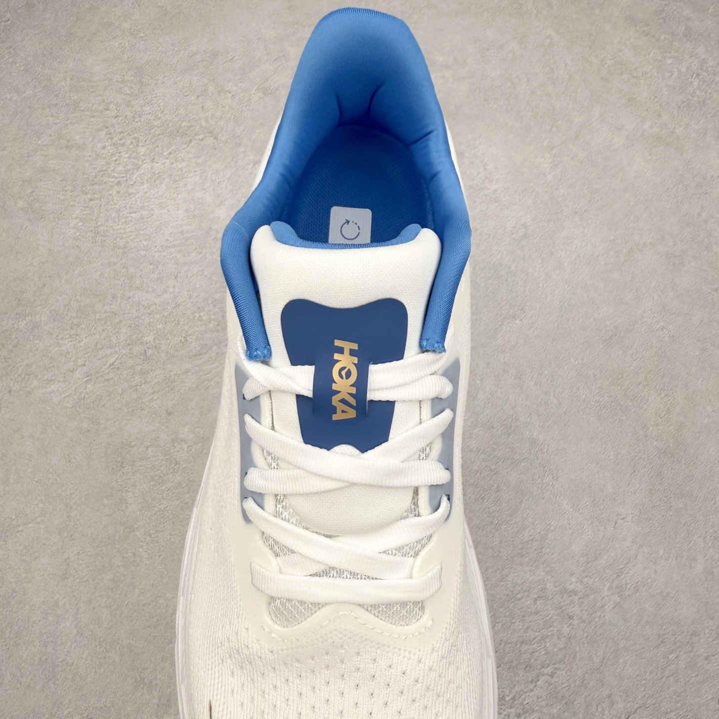 图片[5]-HOKA ONE ONE Arahi 7 舒适柔软防滑耐磨 低帮休闲跑步鞋 HOKA ONE ONE是来自美国的跑步鞋知名品牌，创立于2009年，始终致力于为所有跑者提供更新、更好的跑步装备。相比常规跑鞋，HOKA ONE ONE特别研发使用性能独特的几何形跑鞋中底，此种鞋底更厚、更高、回弹性也更好，除了卓越的缓冲性能，它还能为各种阶段的跑者带来更具动感、更加稳定的跑步体验。HOKAONE ONE从设计之初就清楚意识到，要保证跑者步幅的均匀一致，双脚自然而然的运动至关重要。实拍调校N版已经零色差零失真 百分百还原实物色彩所见即所得 不存在货不对板色差等低级问题 选购参考实物拍摄 不混卖不参货 只用心做好货严格选品 承诺混一赔十 尺码：36 36.5 37.5 38 38.5 39 40 40.5 41 42 42.5 43 44 44.5 45-选品中心