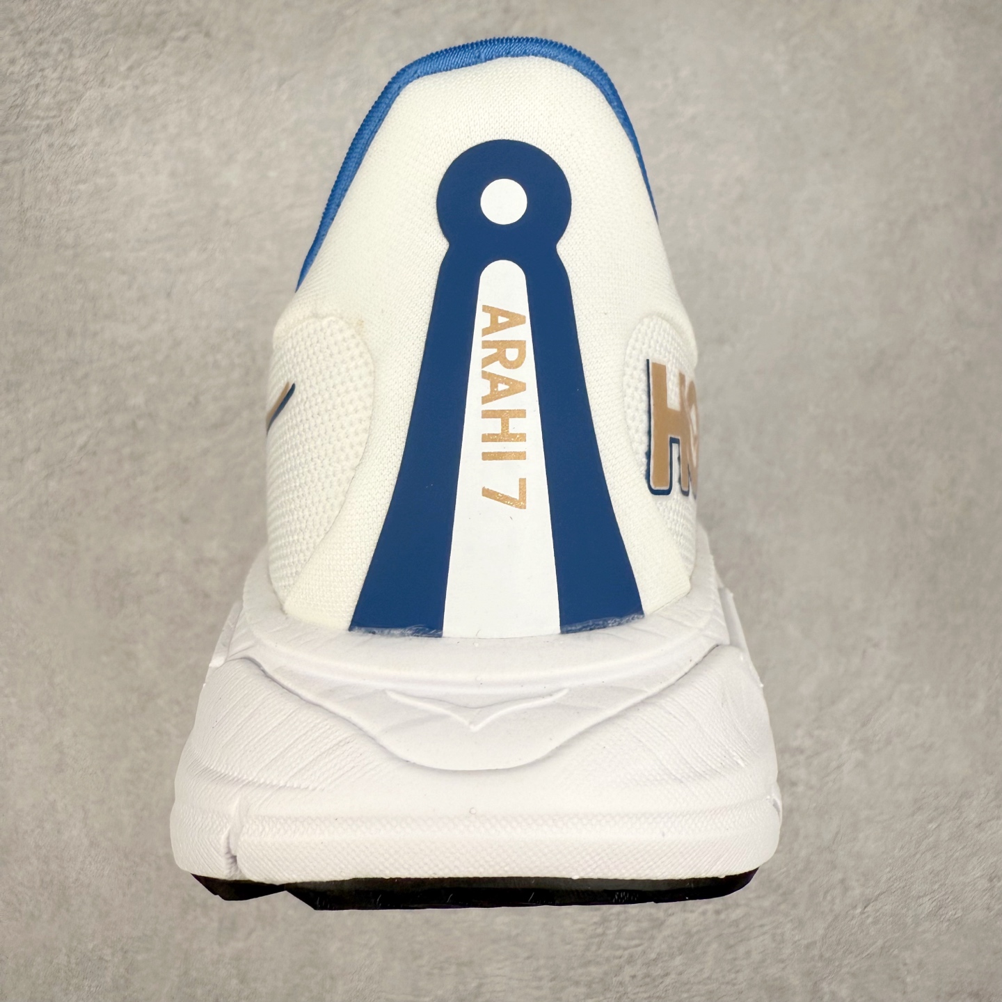 图片[8]-HOKA ONE ONE Arahi 7 舒适柔软防滑耐磨 低帮休闲跑步鞋 HOKA ONE ONE是来自美国的跑步鞋知名品牌，创立于2009年，始终致力于为所有跑者提供更新、更好的跑步装备。相比常规跑鞋，HOKA ONE ONE特别研发使用性能独特的几何形跑鞋中底，此种鞋底更厚、更高、回弹性也更好，除了卓越的缓冲性能，它还能为各种阶段的跑者带来更具动感、更加稳定的跑步体验。HOKAONE ONE从设计之初就清楚意识到，要保证跑者步幅的均匀一致，双脚自然而然的运动至关重要。实拍调校N版已经零色差零失真 百分百还原实物色彩所见即所得 不存在货不对板色差等低级问题 选购参考实物拍摄 不混卖不参货 只用心做好货严格选品 承诺混一赔十 尺码：36 36.5 37.5 38 38.5 39 40 40.5 41 42 42.5 43 44 44.5 45-选品中心